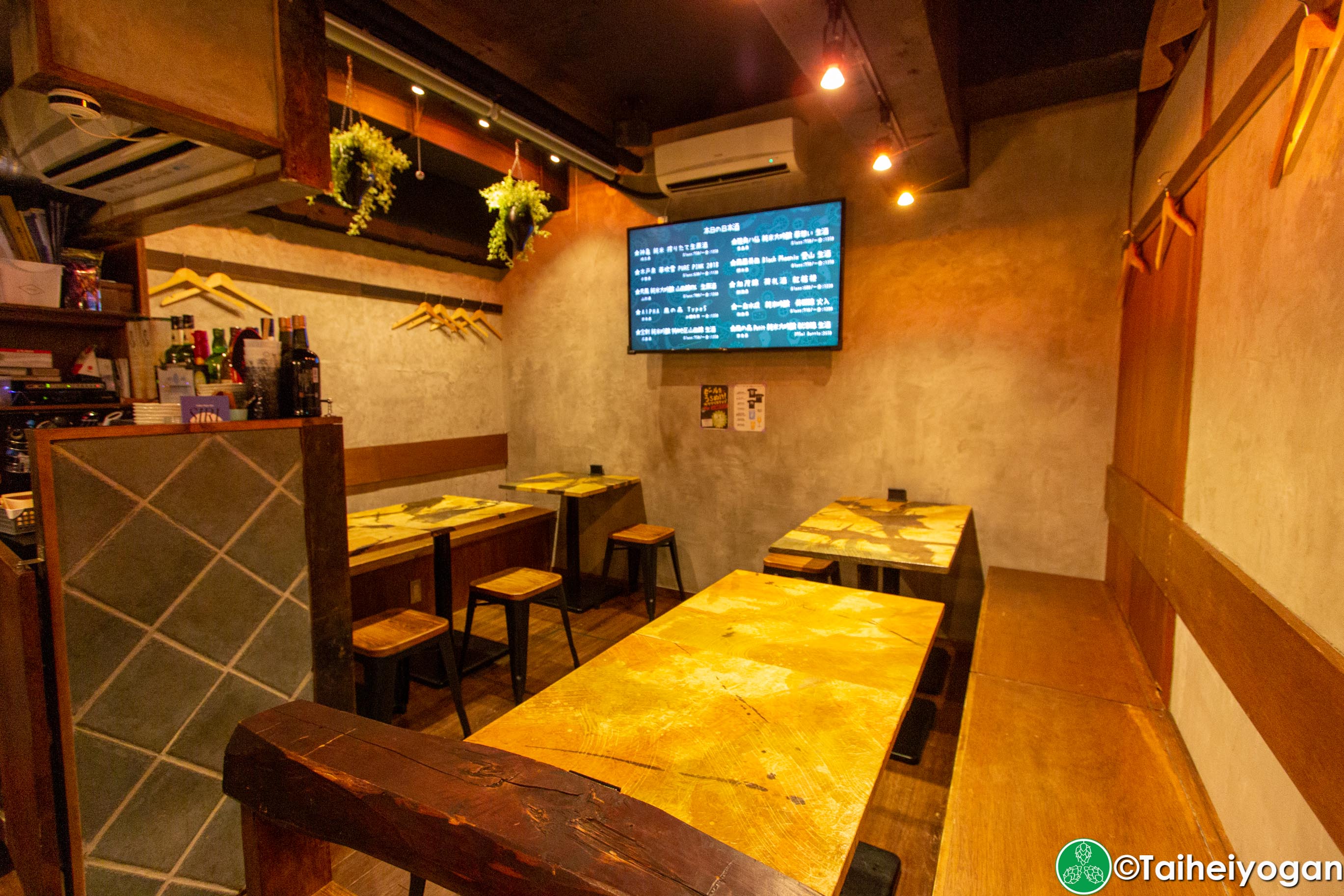 Karakuri Craft Beer & Oden & Sake - Interior - Table Seating
