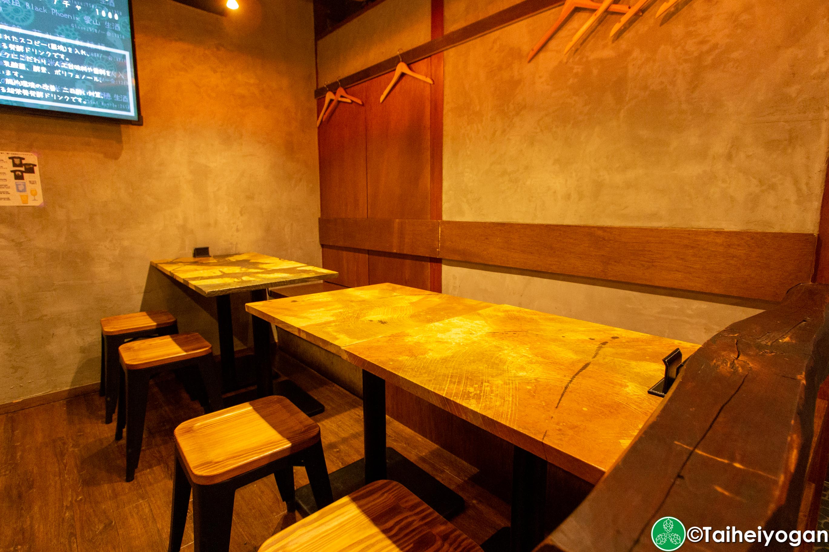 Karakuri Craft Beer & Oden & Sake - Interior - Table Seating