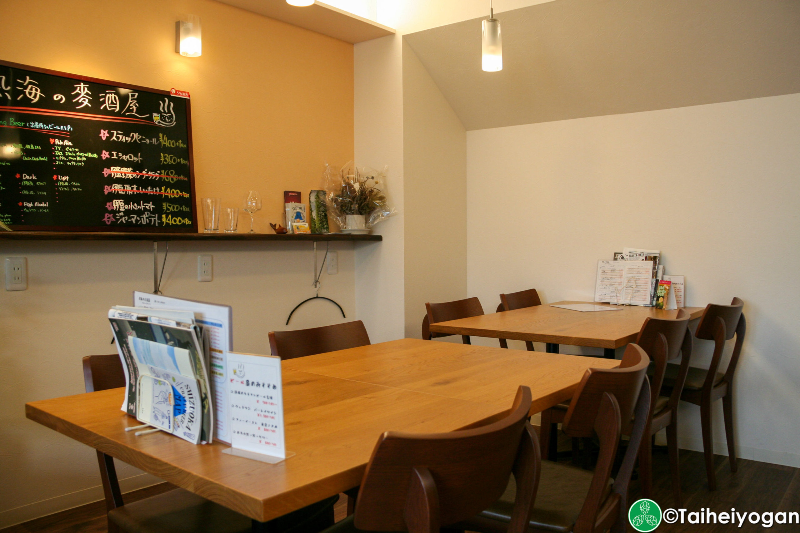 Craft Beer Café 熱海の麥酒屋・Craft Beer Café Atami Mugishuya - Interior - Table Seating