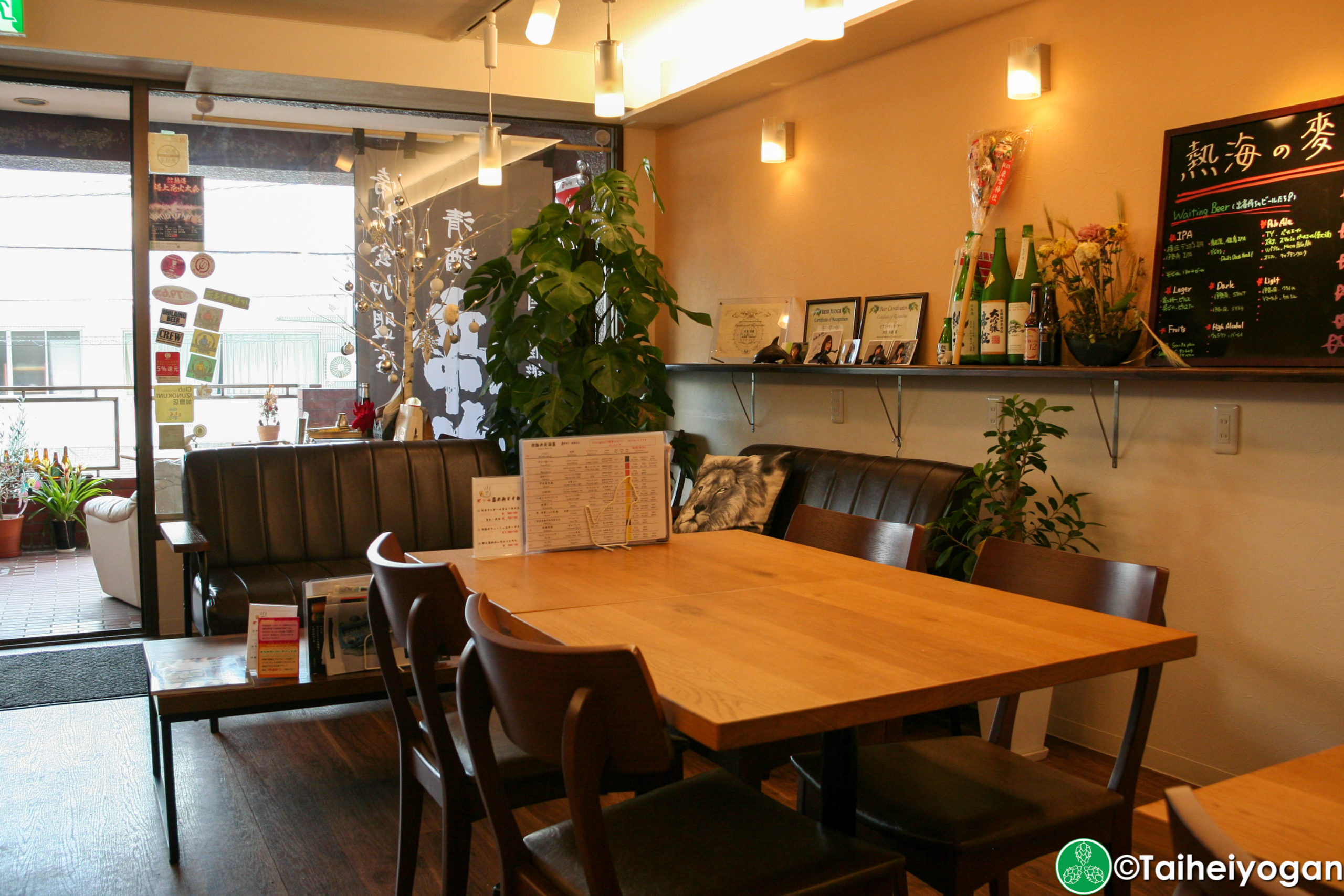 Craft Beer Café 熱海の麥酒屋・Craft Beer Café Atami Mugishuya - Interior - Table Seating