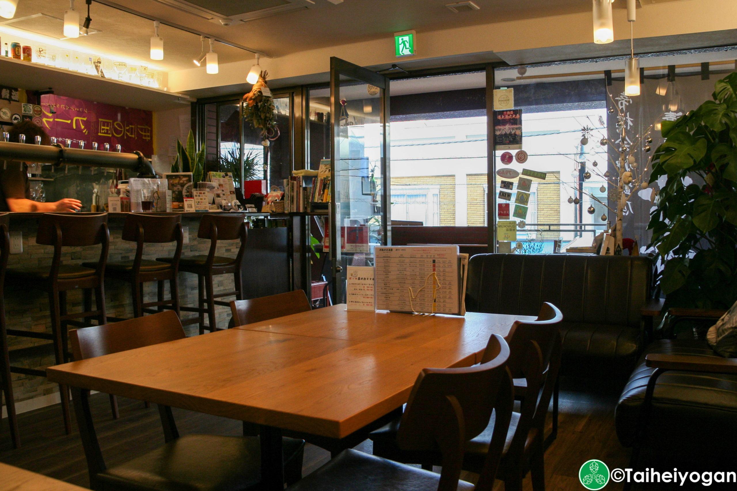 Craft Beer Café 熱海の麥酒屋・Craft Beer Café Atami Mugishuya - Interior - Table Seating