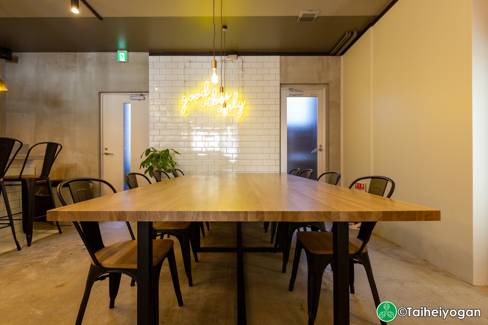 Franks Barber Reserve - Interior - Table Seating