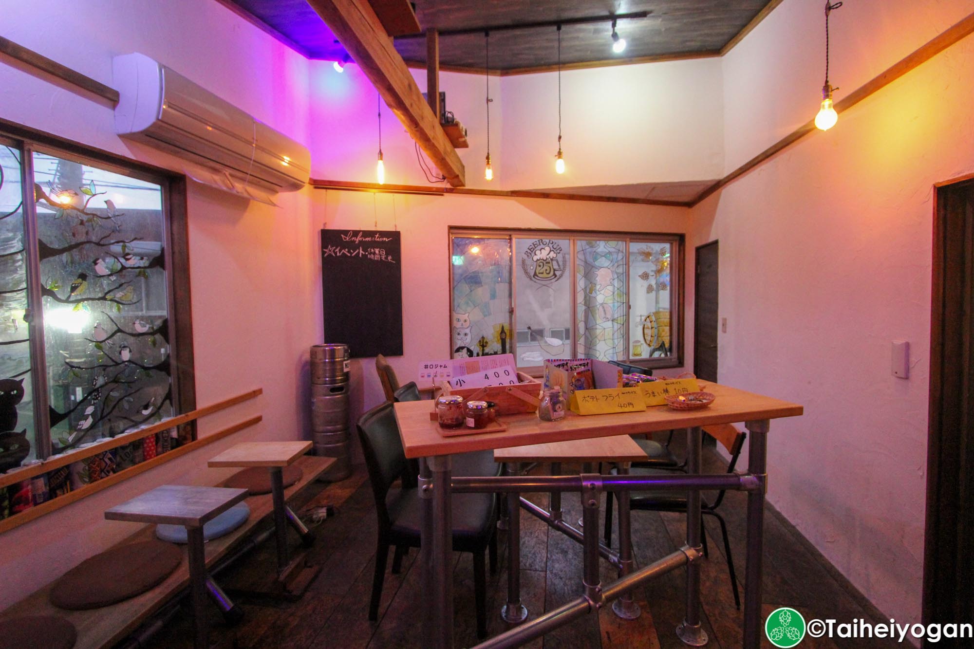 Beer Pub 25 - Interior - Tables