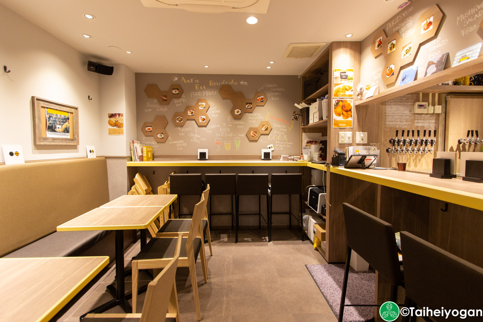 Ant ‘n Bee (龍土町店・Ryudocho) - Interior - Table Seating