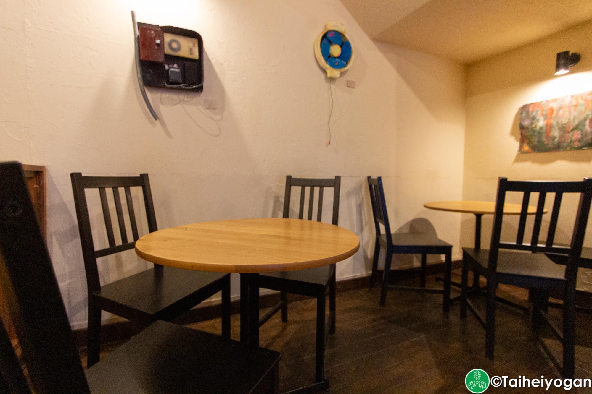 Beer Cafe Ban Kan (ビアカフェ 萬感) - Interior - Tables