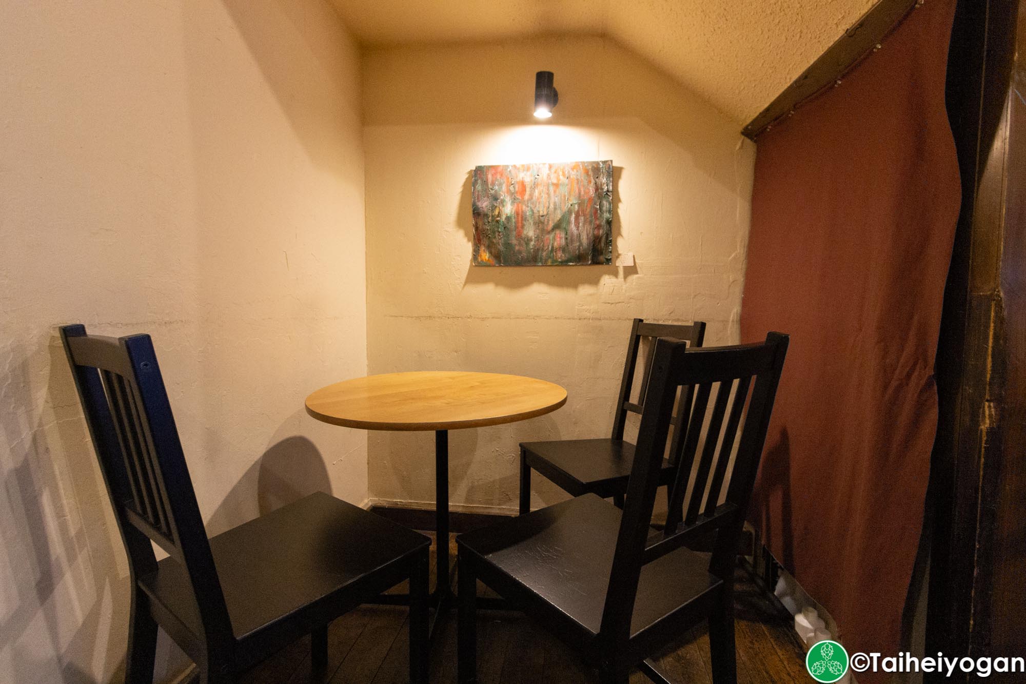 Beer Cafe Ban Kan (ビアカフェ 萬感) - Interior - Tables