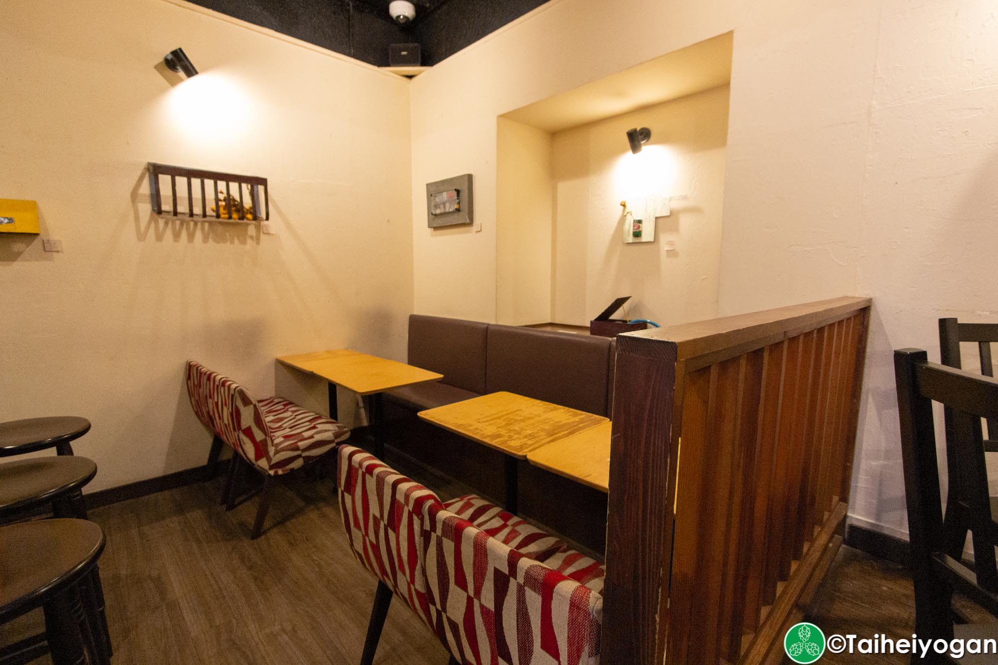 Beer Cafe Ban Kan (ビアカフェ 萬感) - Interior - Tables