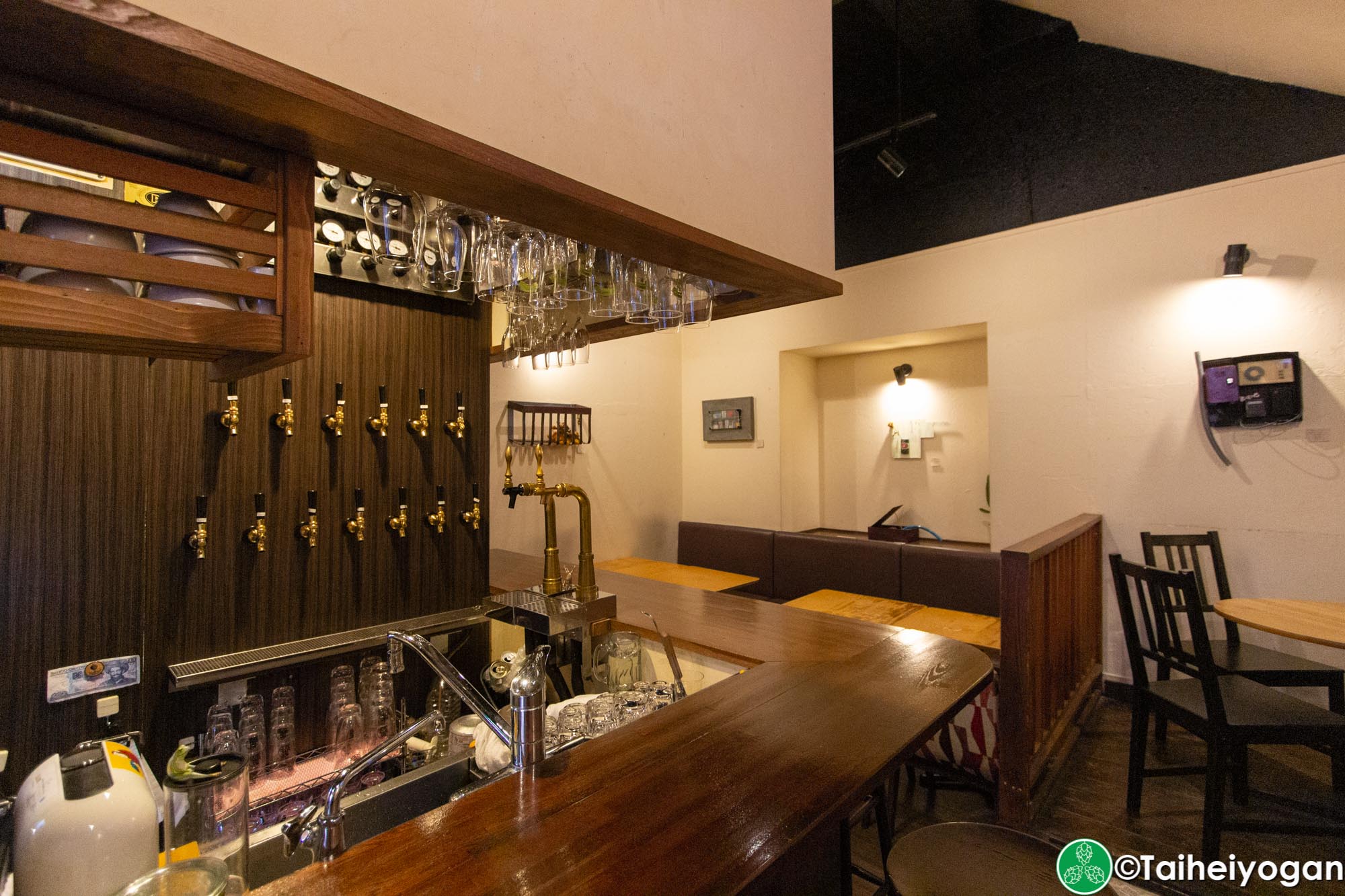 Beer Cafe Ban Kan (ビアカフェ 萬感) - Interior - Bar