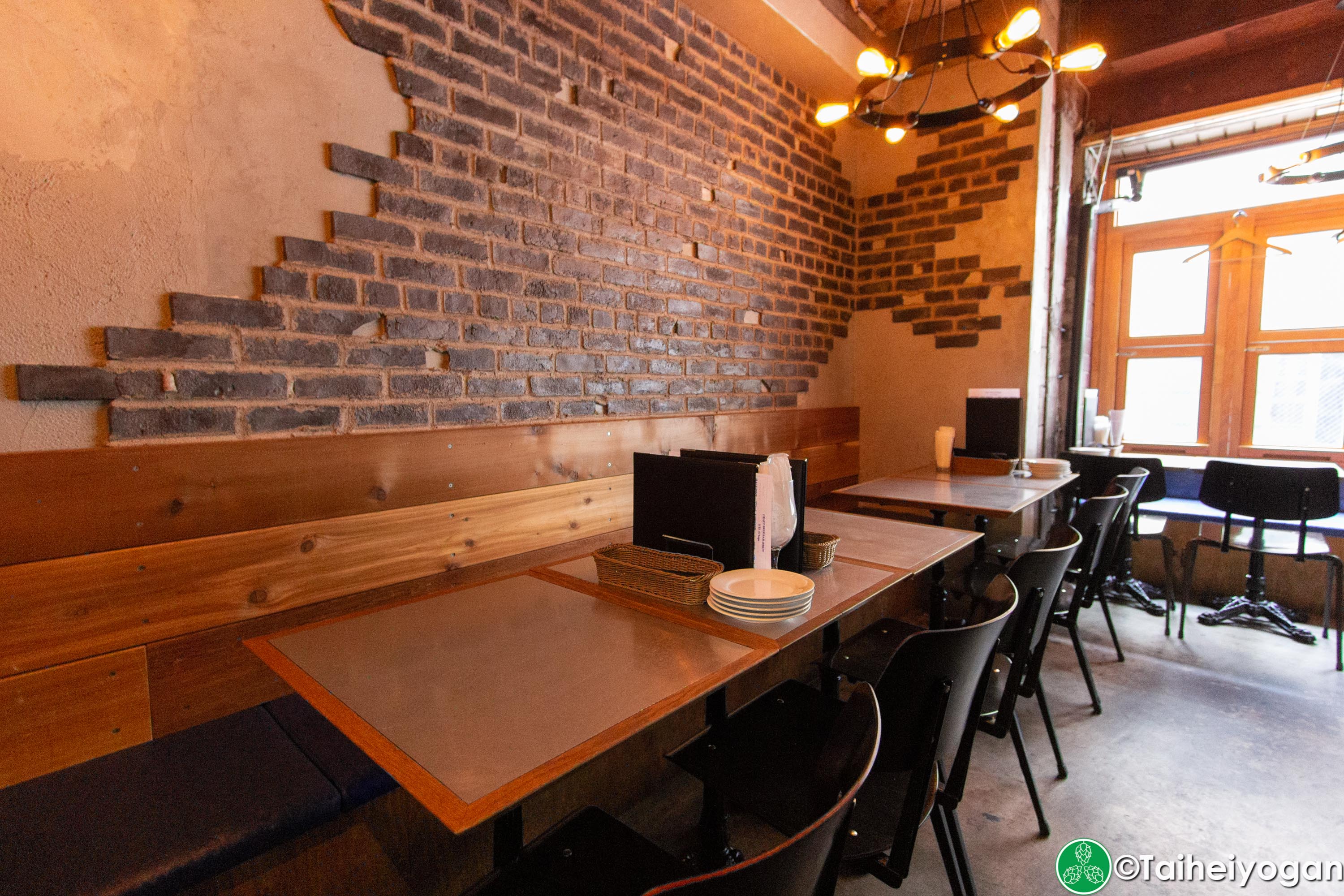 Craft Beer Bar Ibrew (Ginza/銀座) - Interior - Table Seating