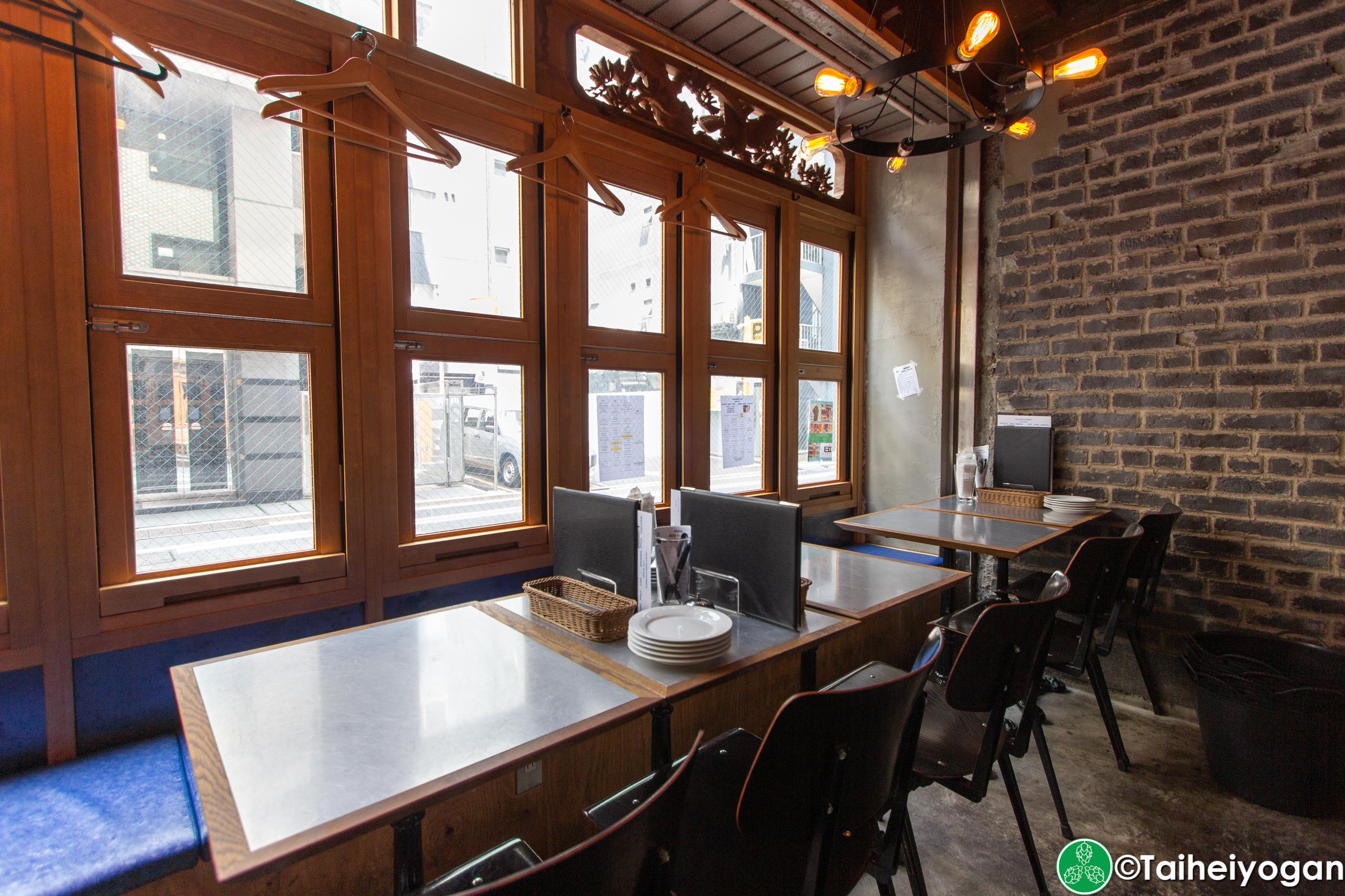 Craft Beer Bar Ibrew (Ginza/銀座) - Interior - Table Seating