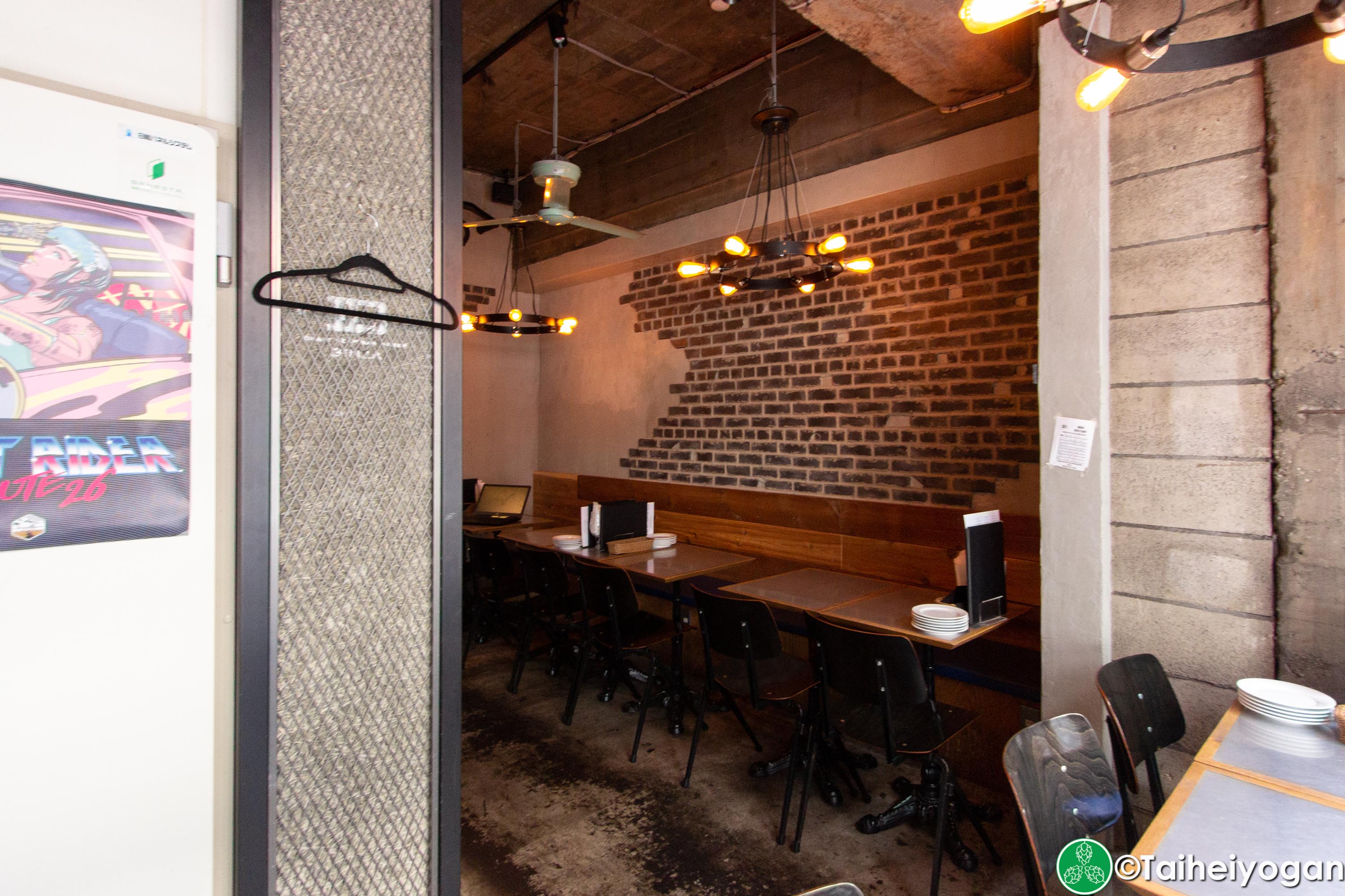 Craft Beer Bar Ibrew (Ginza/銀座) - Interior - Table Seating