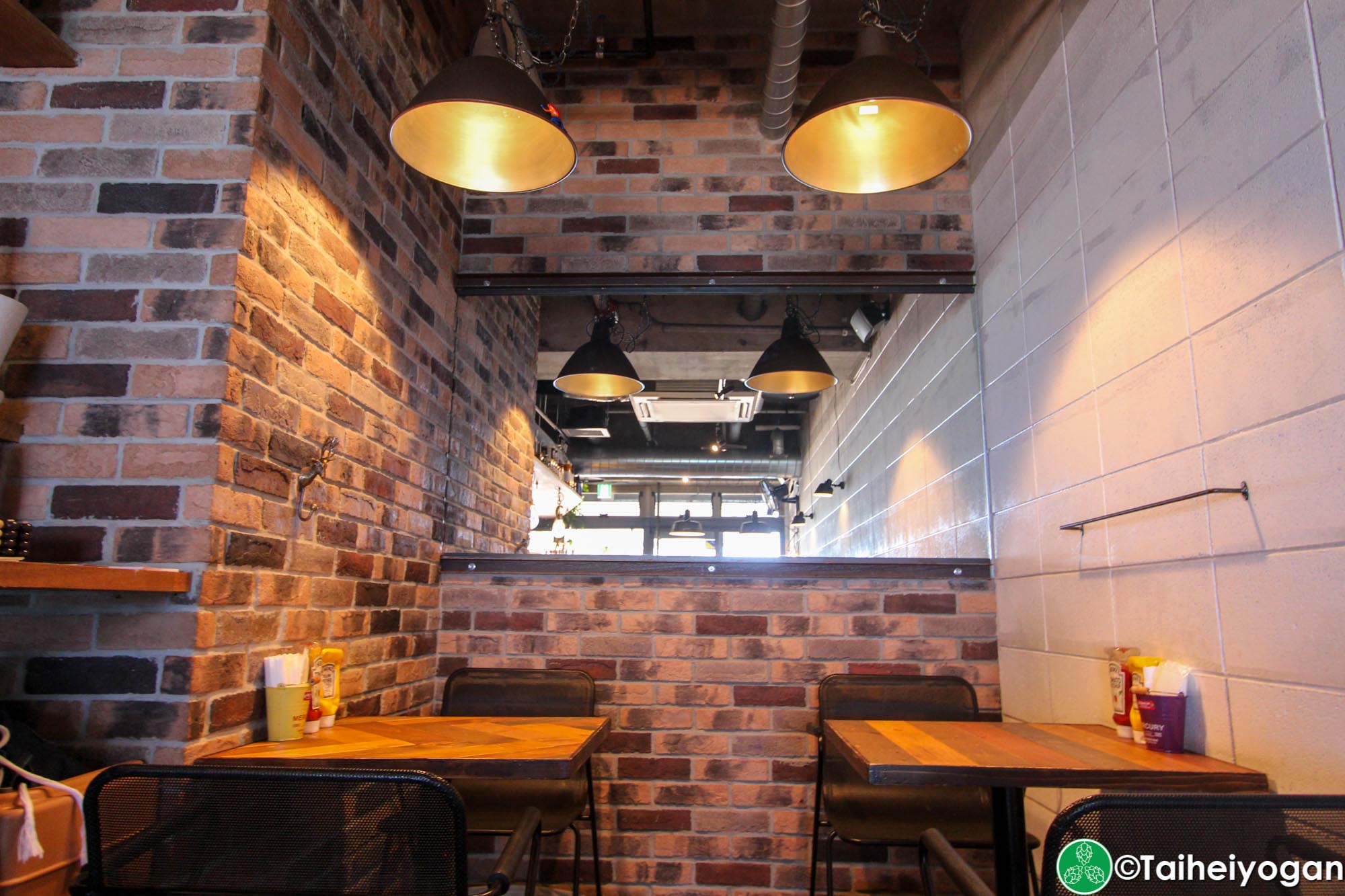 Chatan Burger Base Atabii's - Interior - Seating - Tables