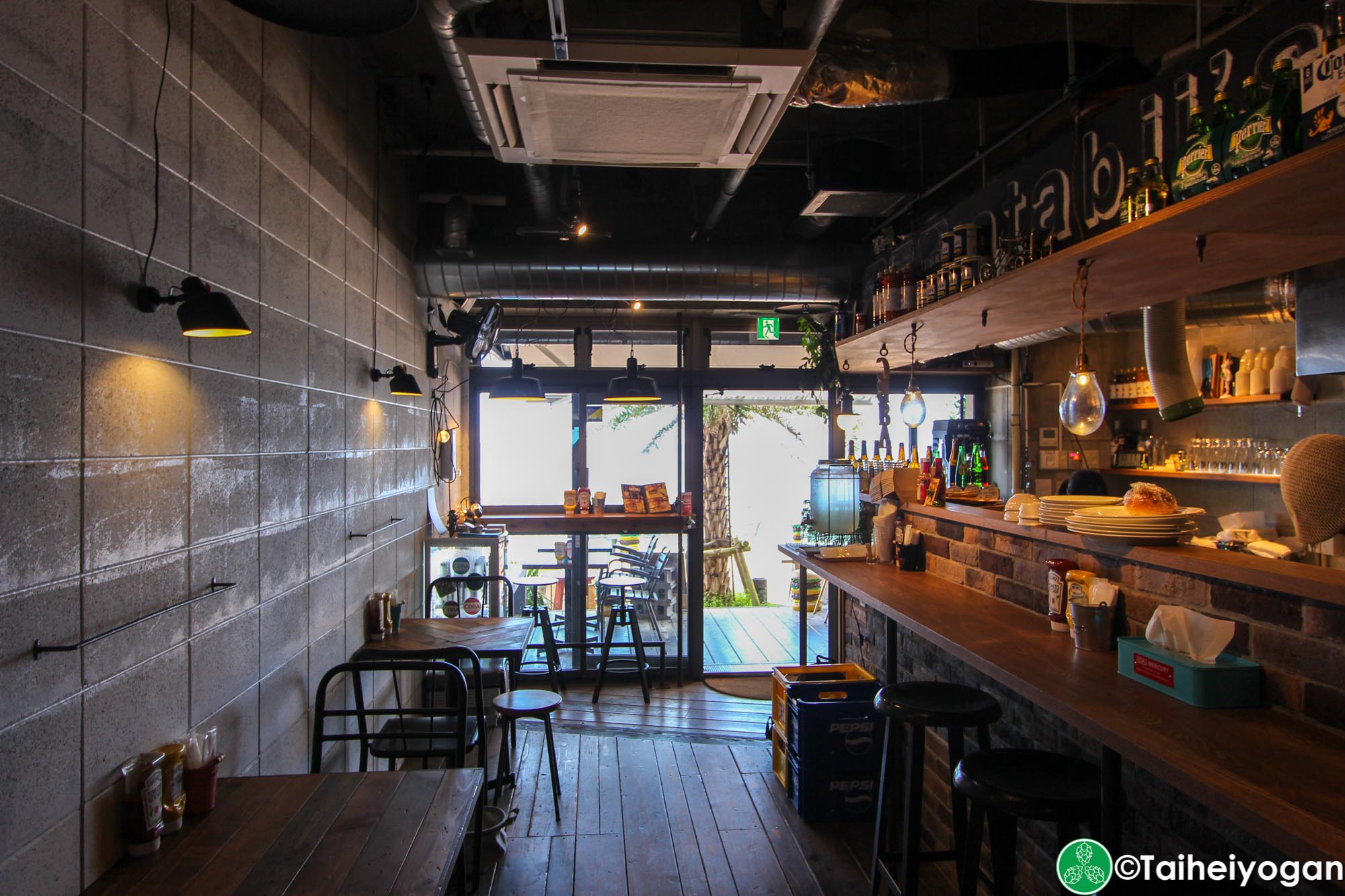 Chatan Burger Base Atabii's - Interior - Seating - Tables