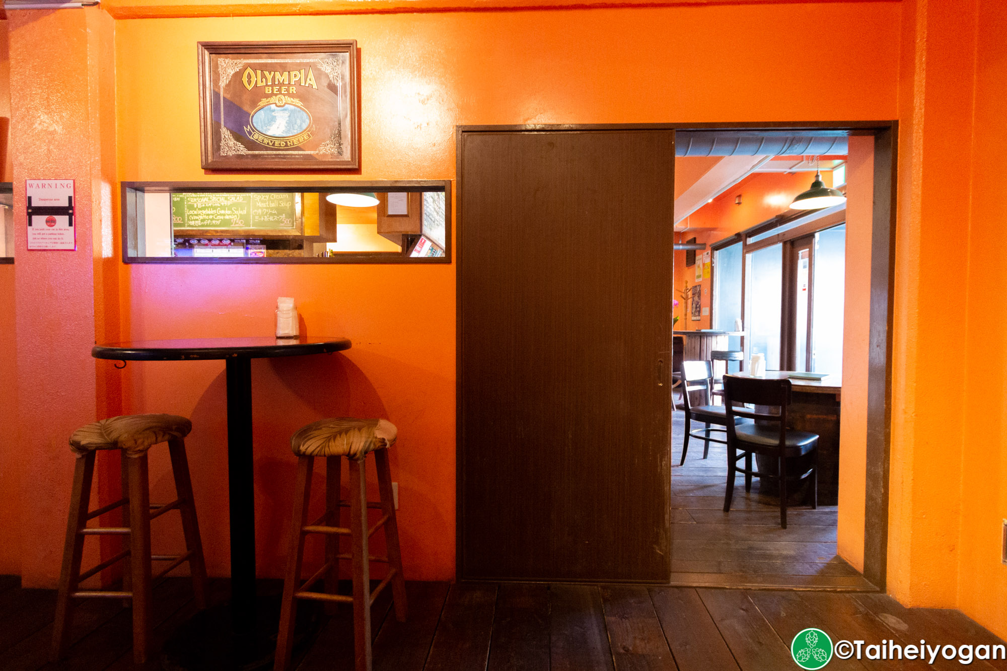 Craft Beer Pub Beer Rize - Interior - Table Seating