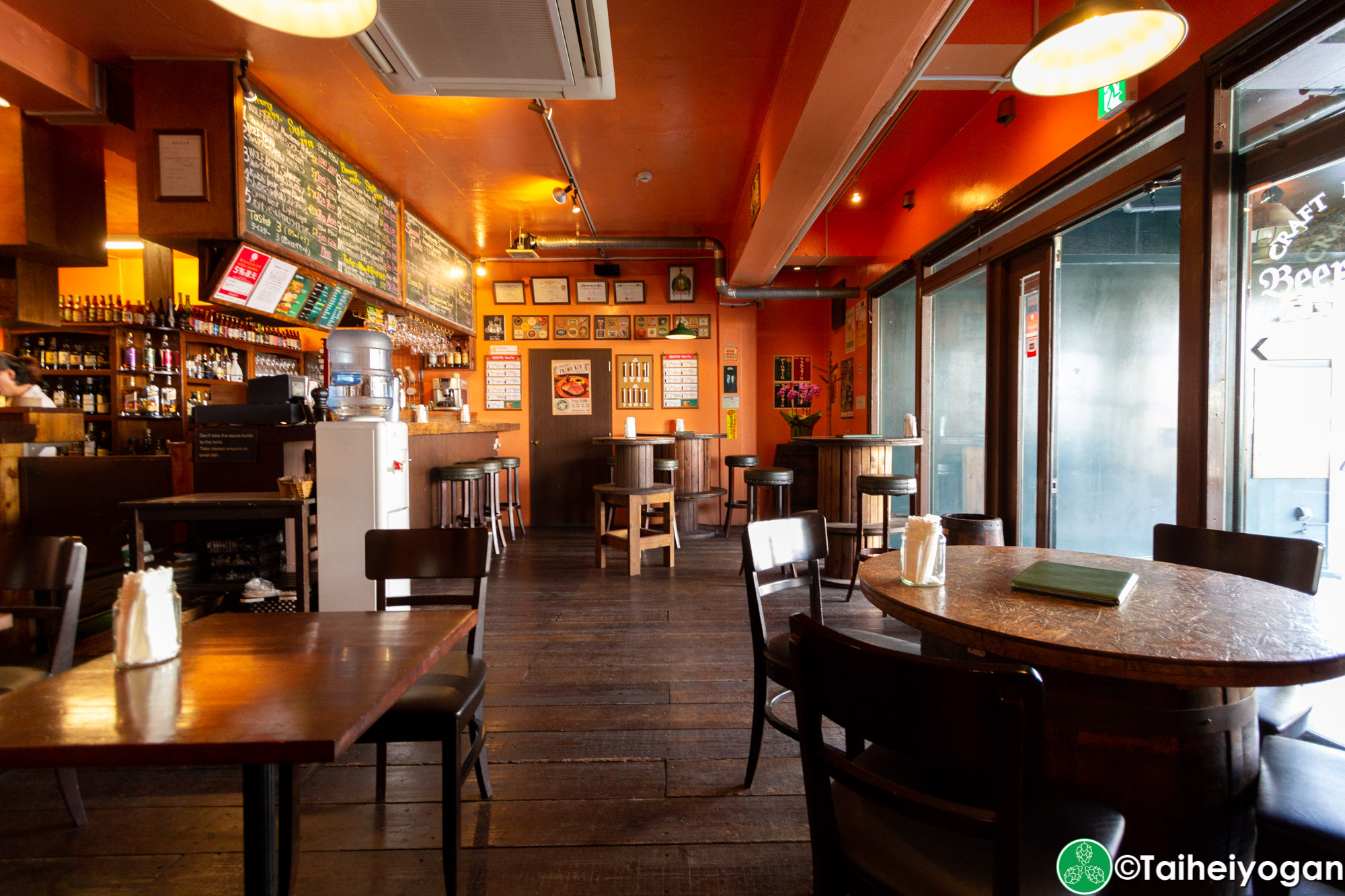 Craft Beer Pub Beer Rize - Interior - Table Seating