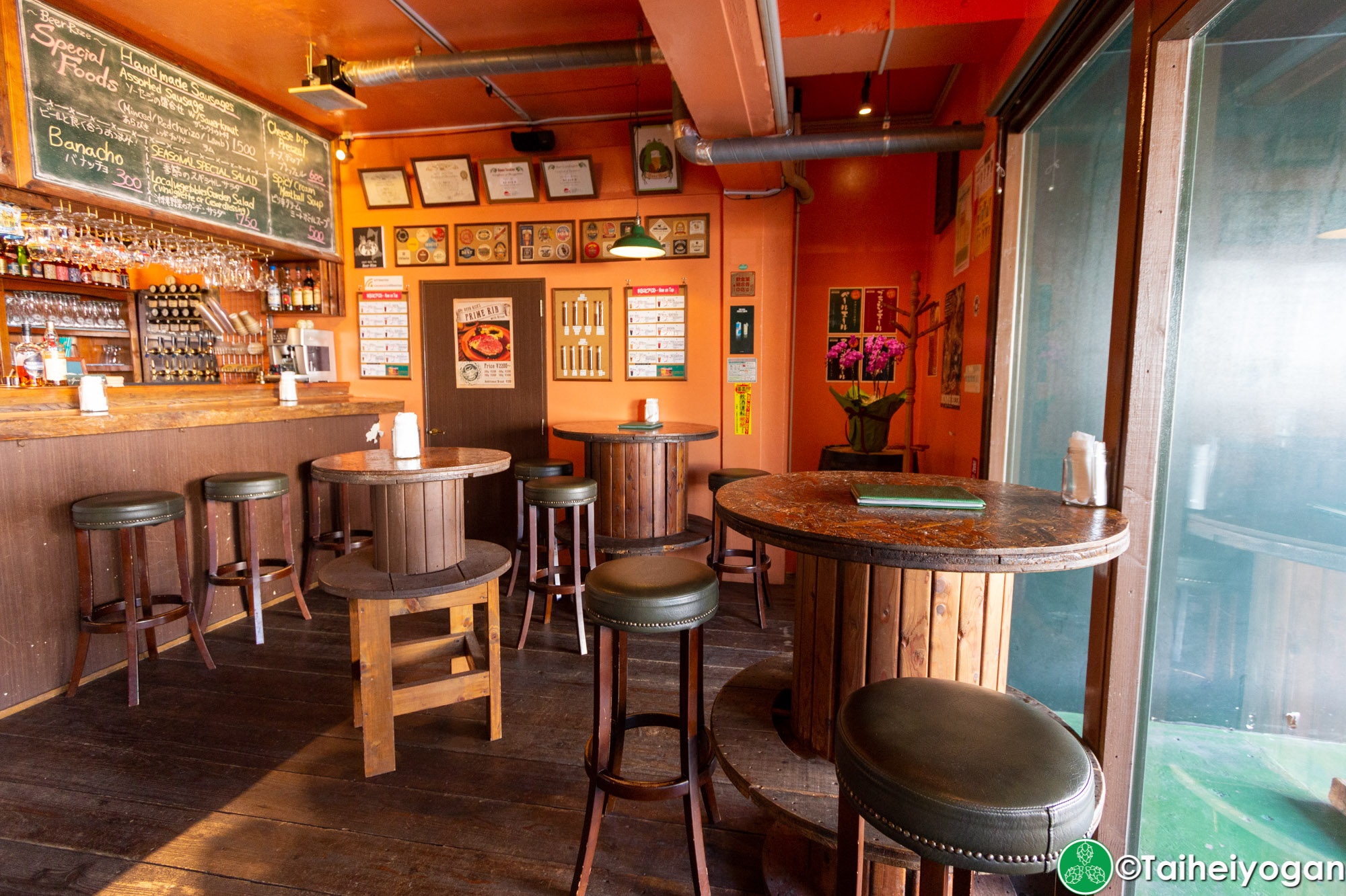 Craft Beer Pub Beer Rize - Interior - Table Seating