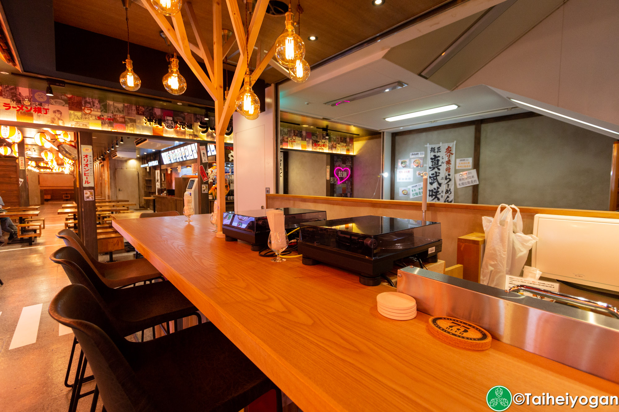 Craft Beer Shimaneko・クラフトビール しまねこ - Interior - Counter Seating