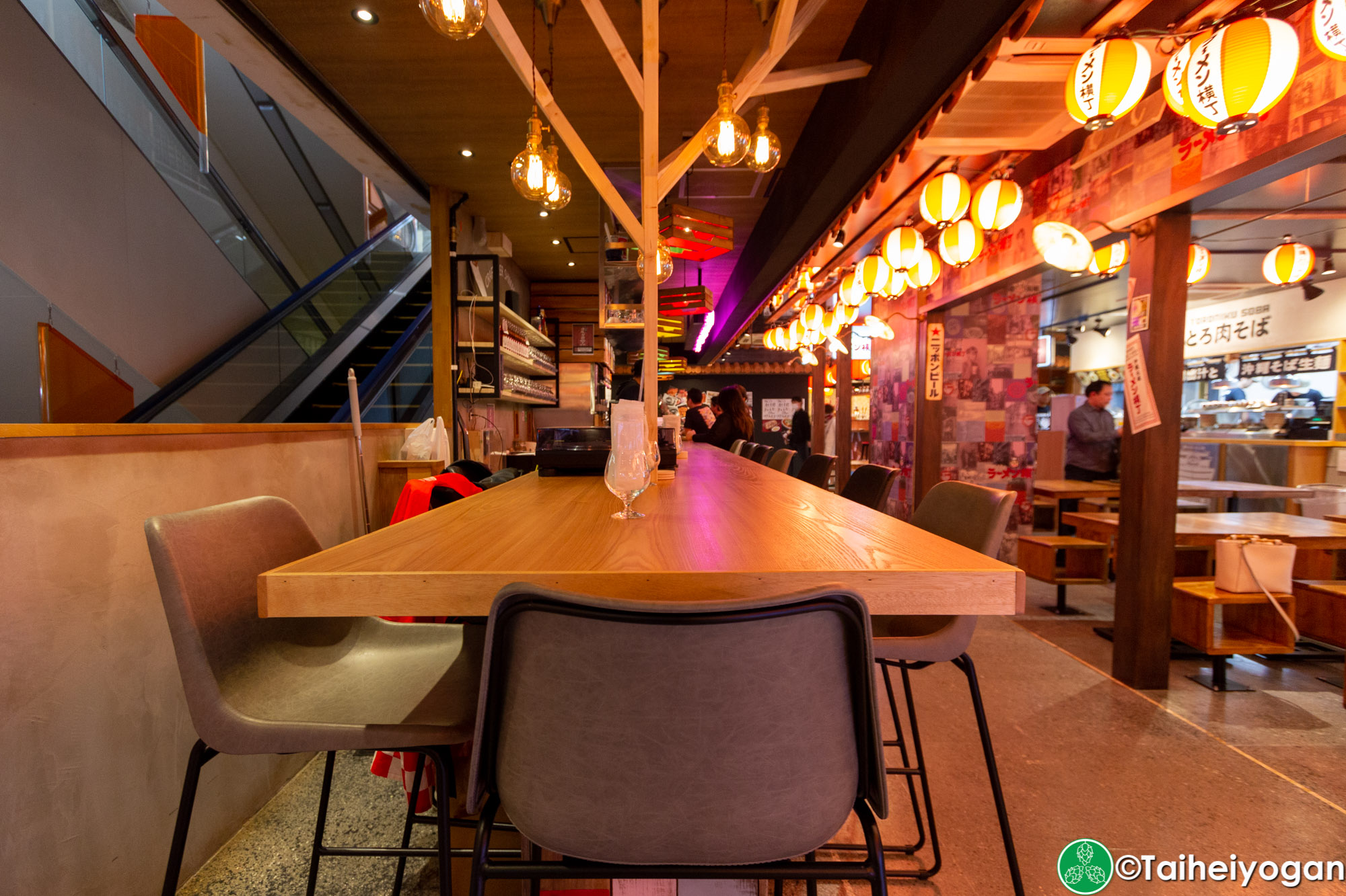 Craft Beer Shimaneko・クラフトビール しまねこ - Interior - Counter Seating