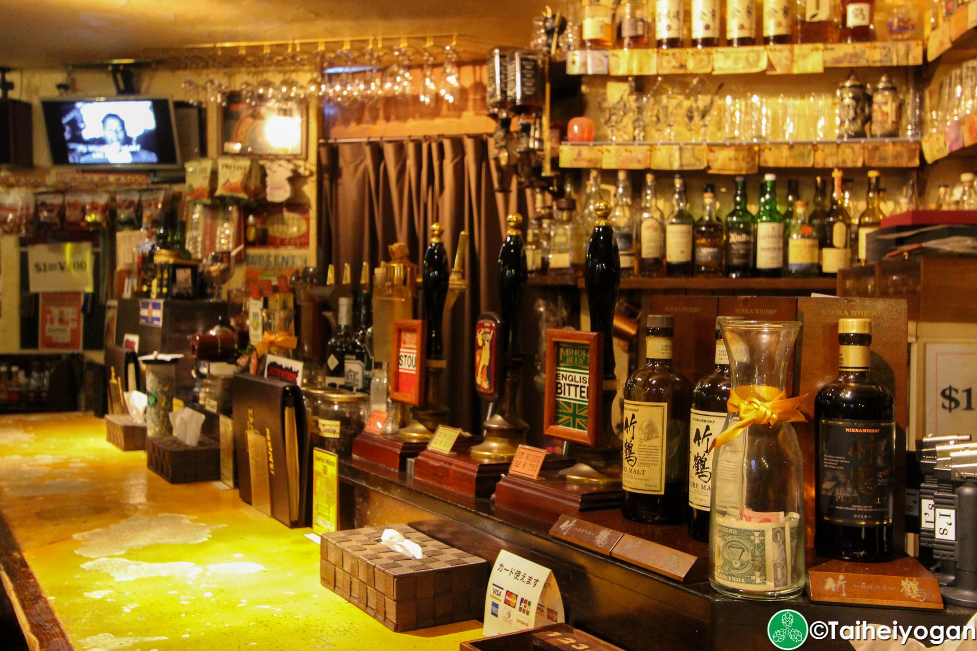 I's Public Ale House - Interior Bar - Beer Hand Pump