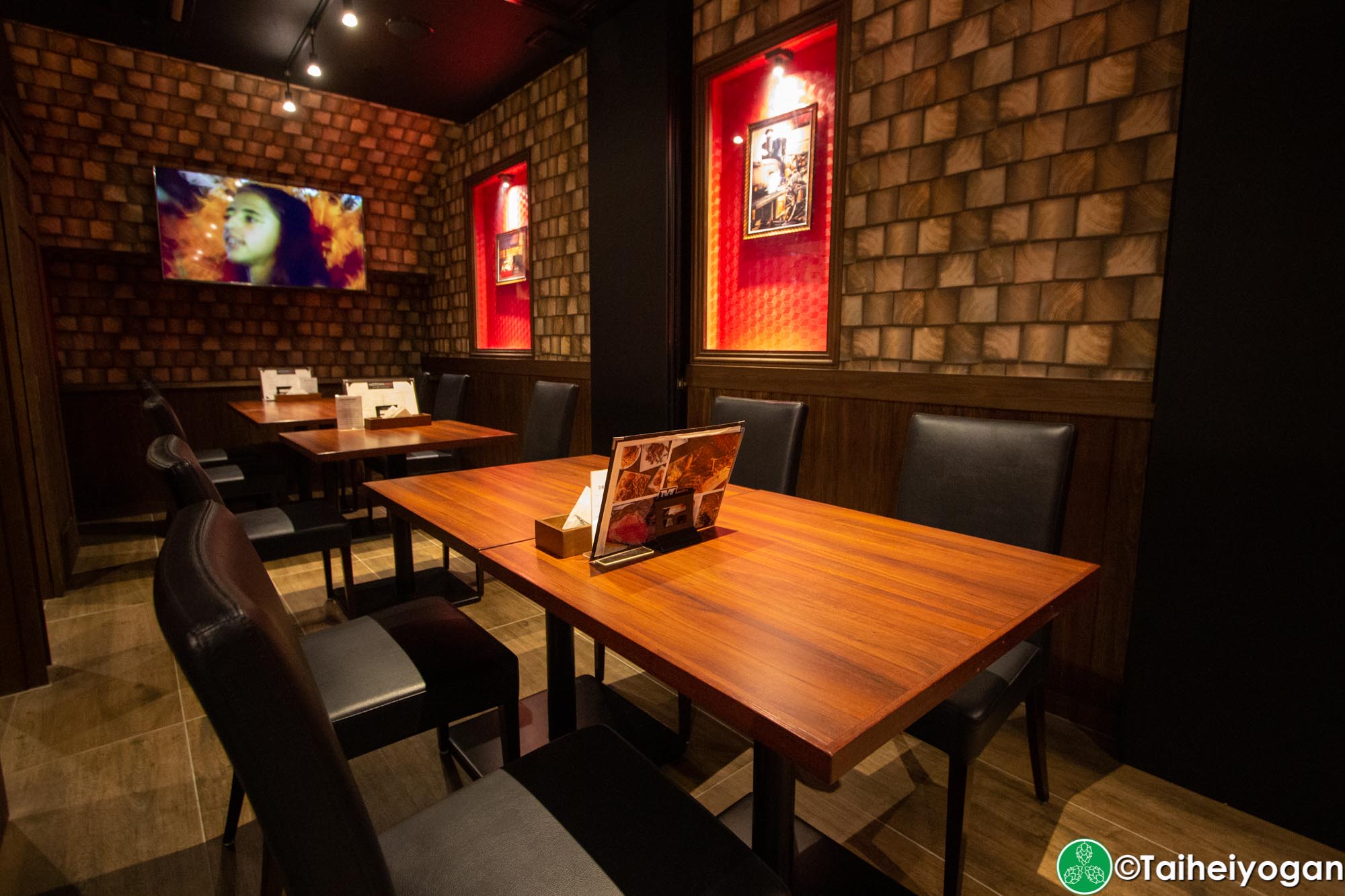 Midtown BBQ (Yokohama - 横浜店) - Interior - Tables