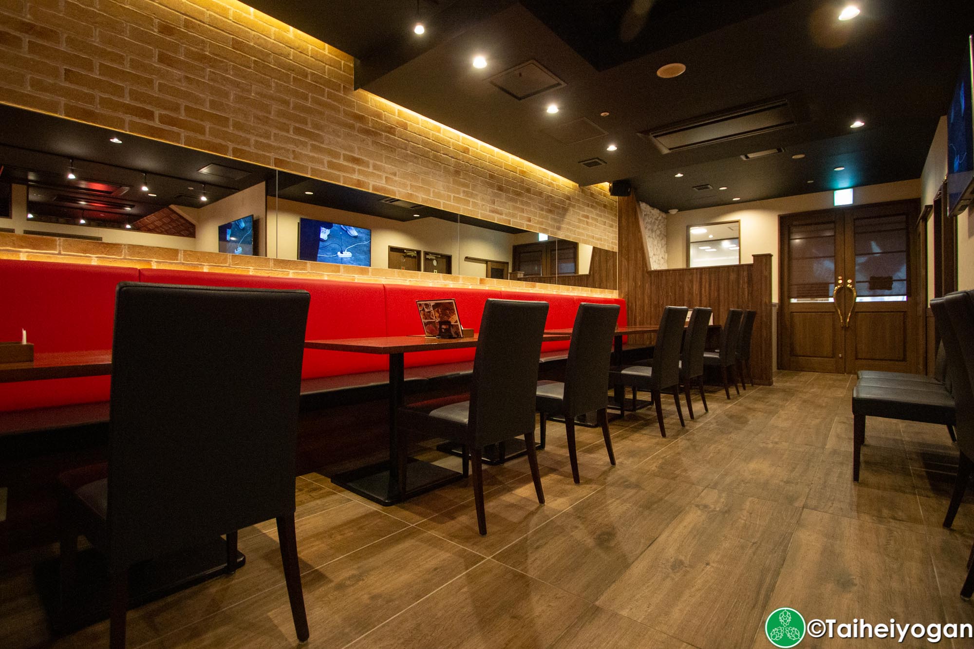 Midtown BBQ (Yokohama - 横浜店) - Interior - Tables