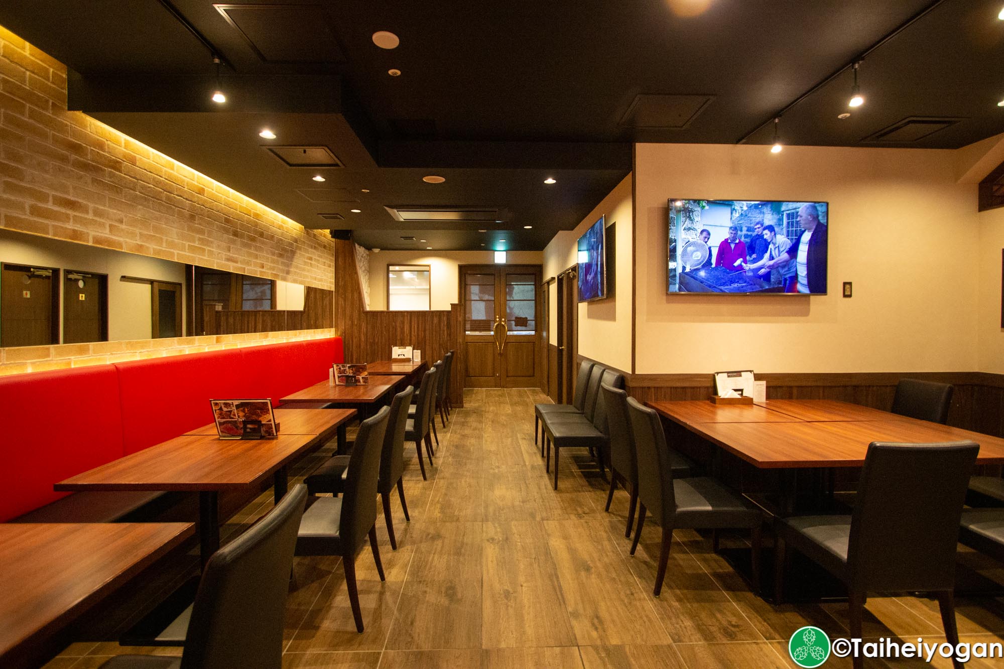 Midtown BBQ (Yokohama - 横浜店) - Interior - Tables