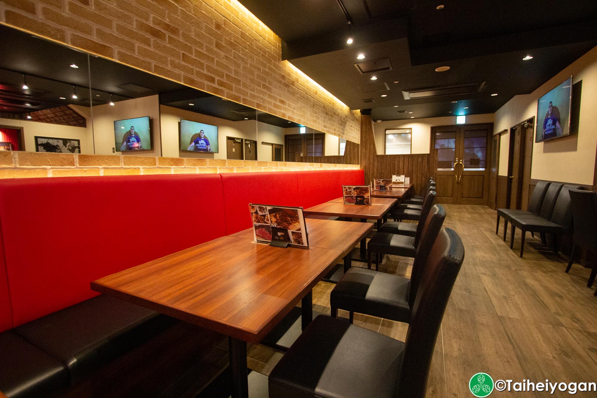 Midtown BBQ (Yokohama - 横浜店) - Interior - Tables