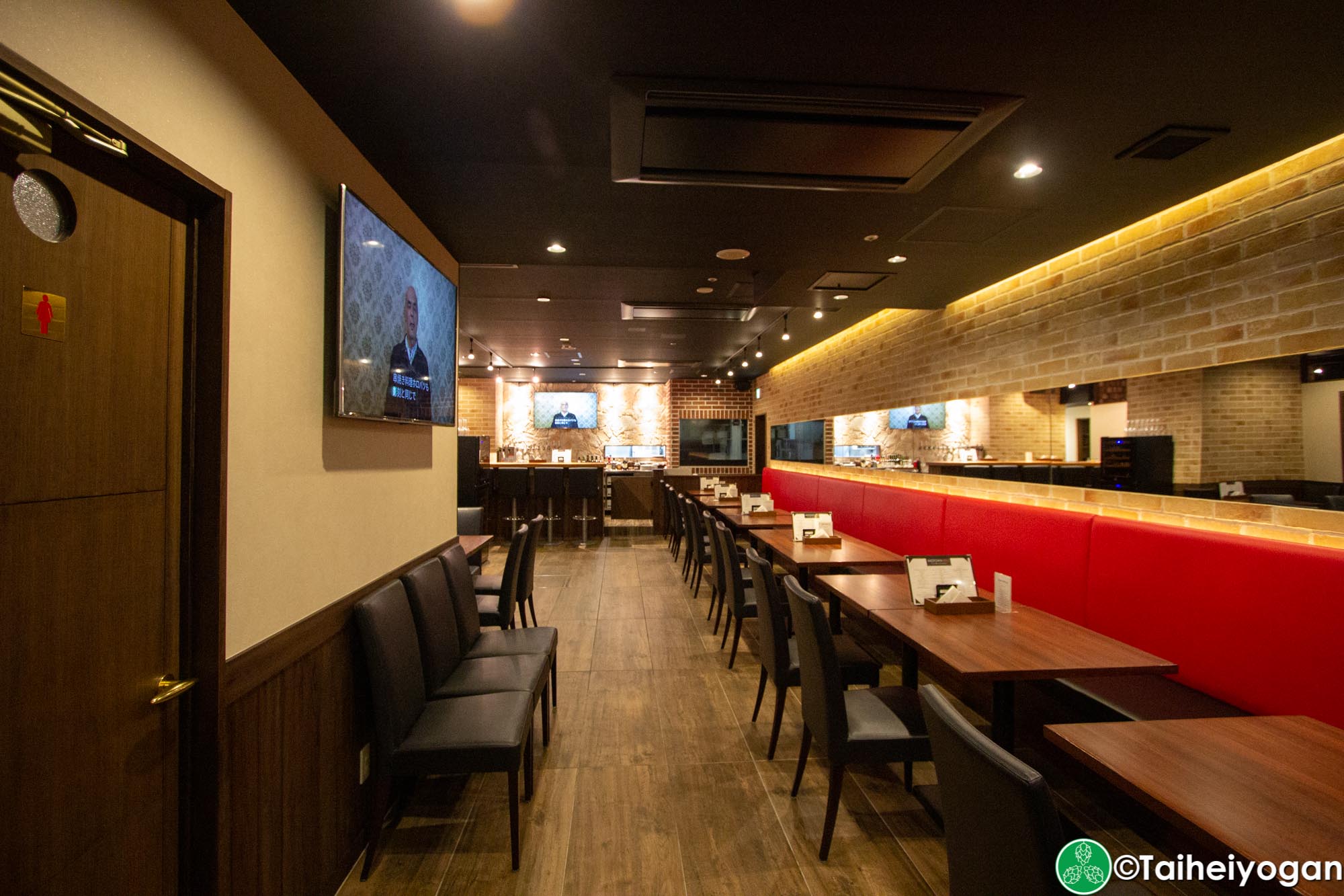 Midtown BBQ (Yokohama - 横浜店) - Interior - Tables