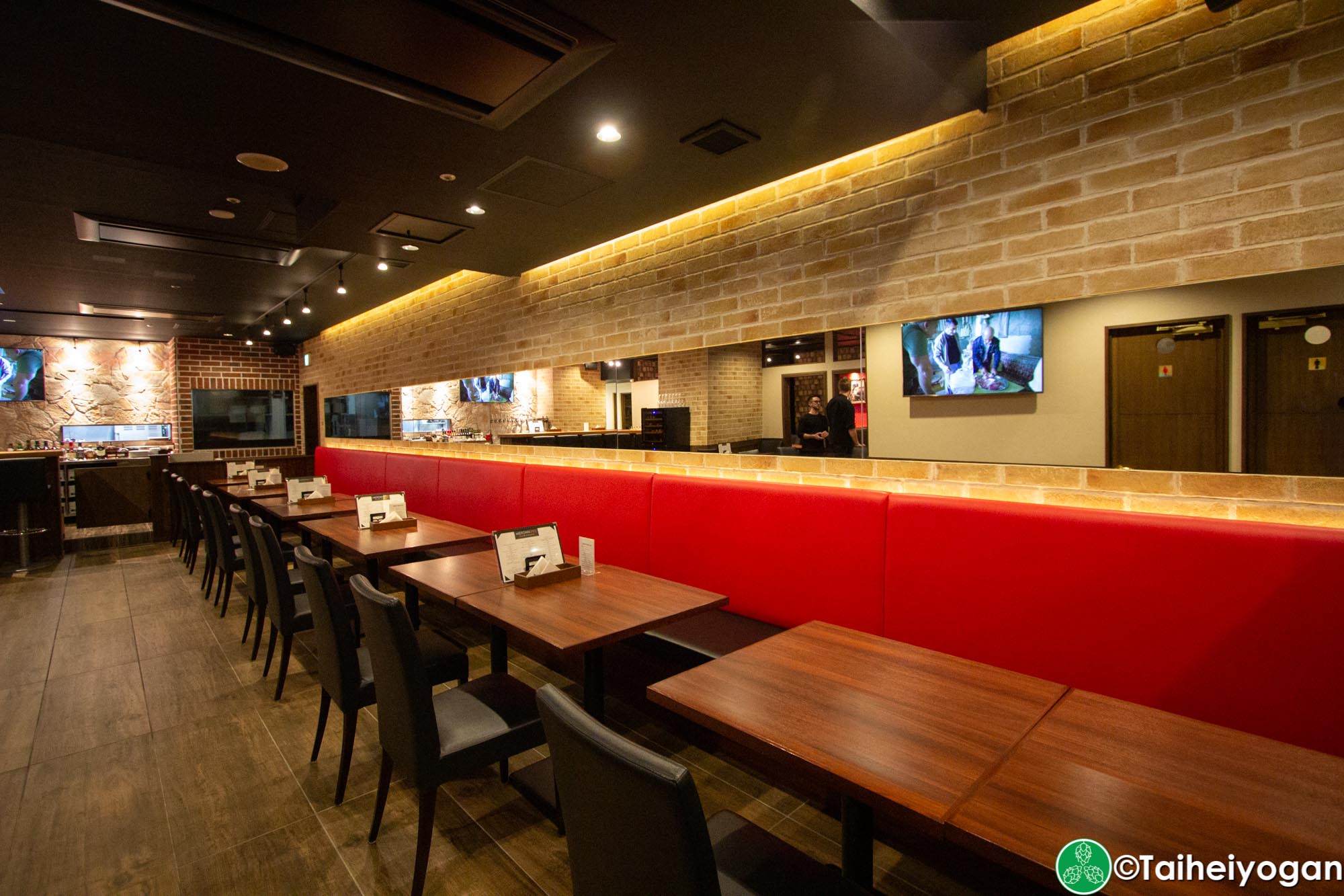 Midtown BBQ (Yokohama - 横浜店) - Interior - Tables