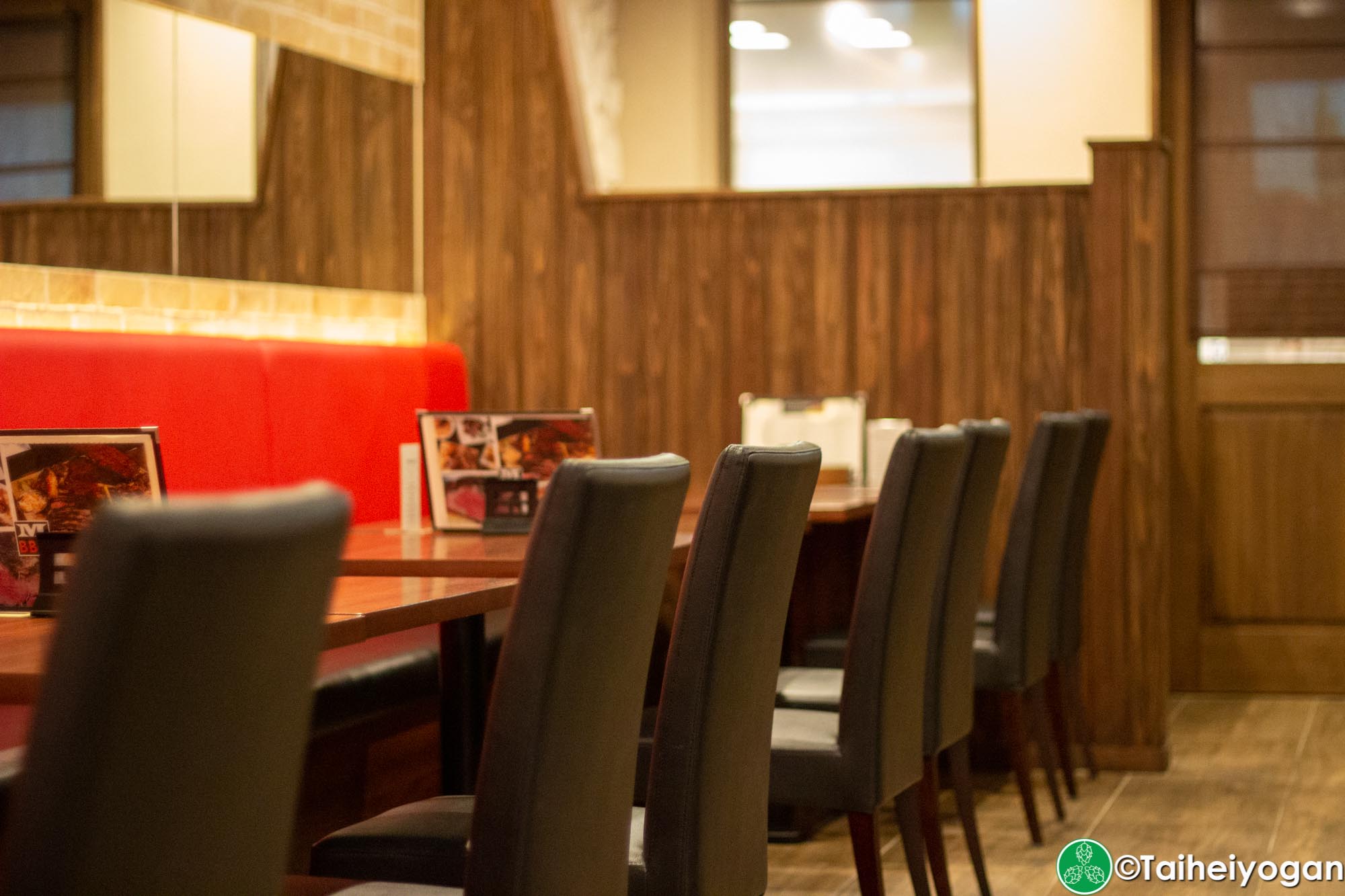 Midtown BBQ (Yokohama - 横浜店) - Interior - Tables