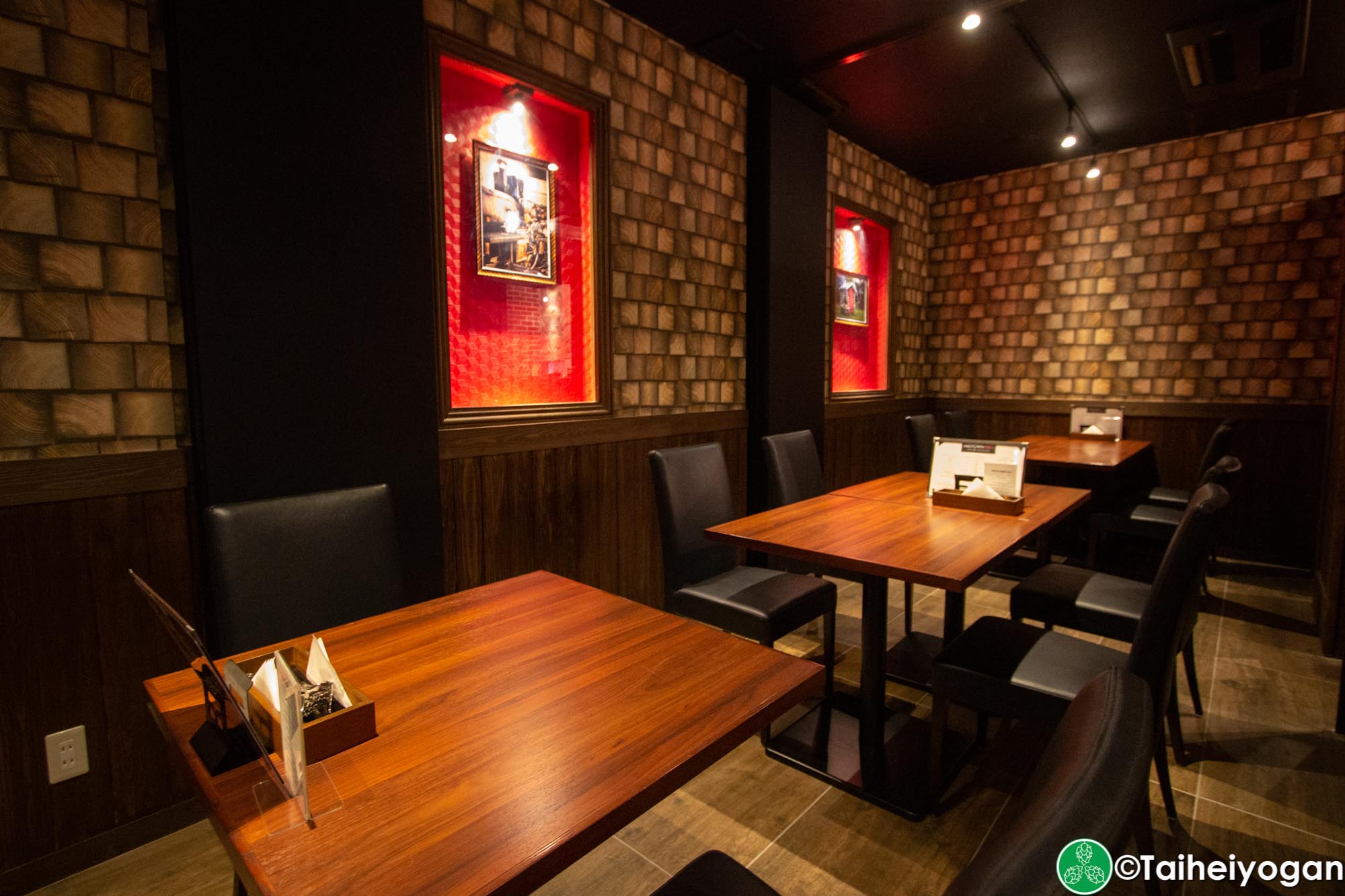 Midtown BBQ (Yokohama - 横浜店) - Interior - Tables