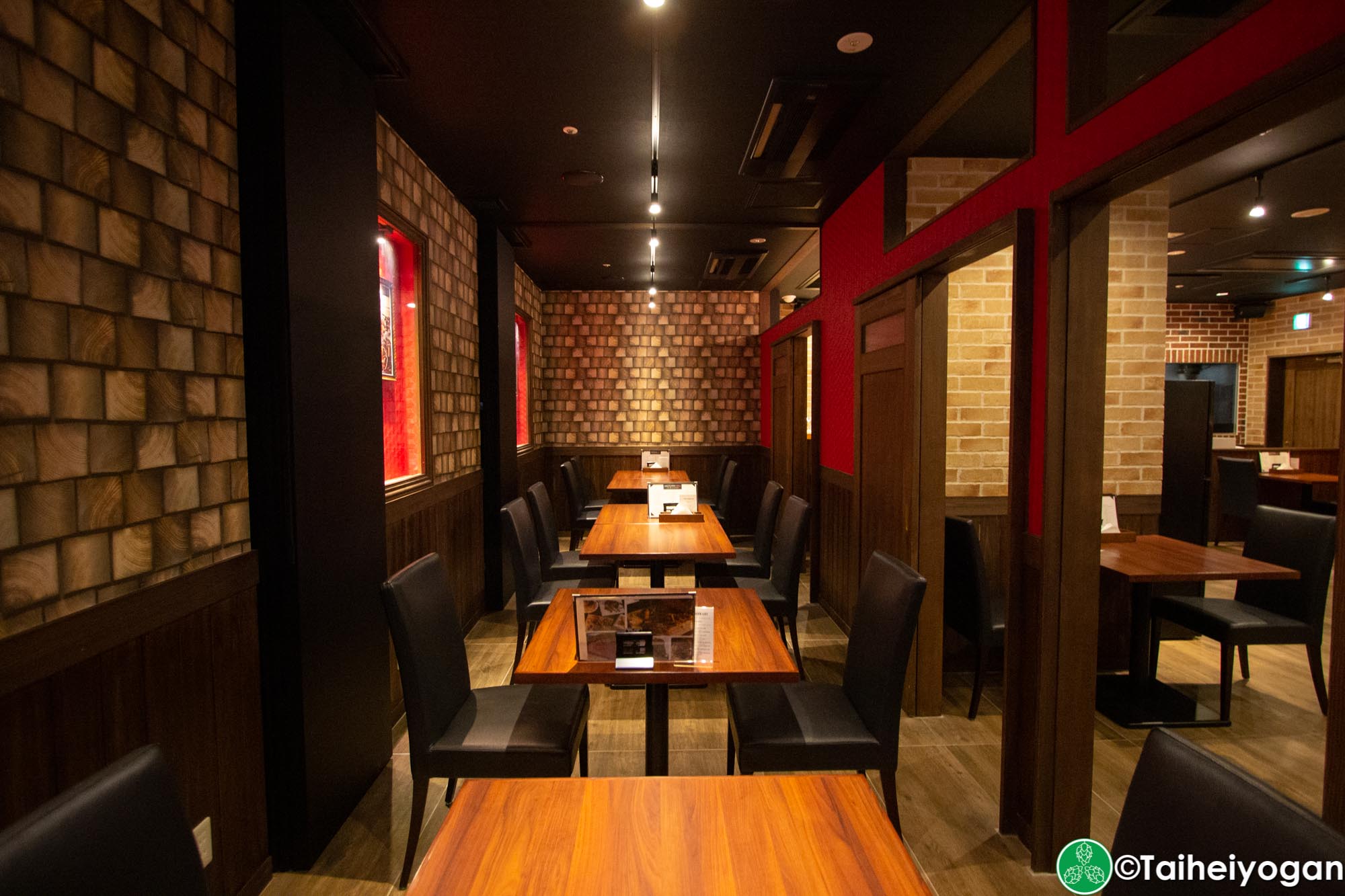 Midtown BBQ (Yokohama - 横浜店) - Interior - Tables