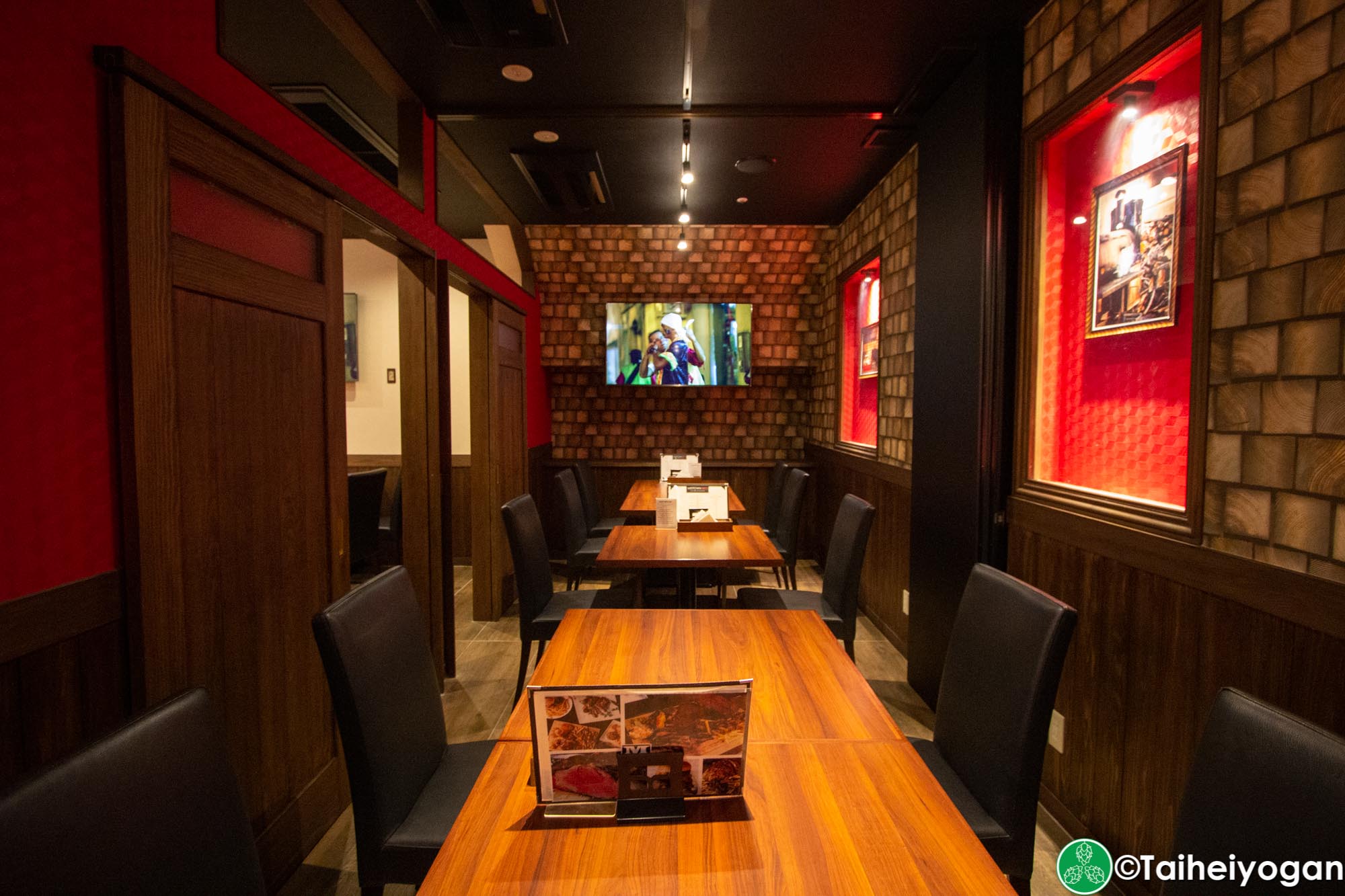 Midtown BBQ (Yokohama - 横浜店) - Interior - Tables