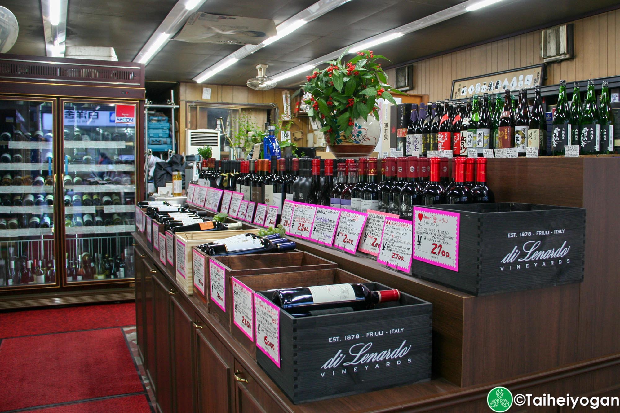 Hiraguchi Toyojiro Sakaten - Interior - Wine