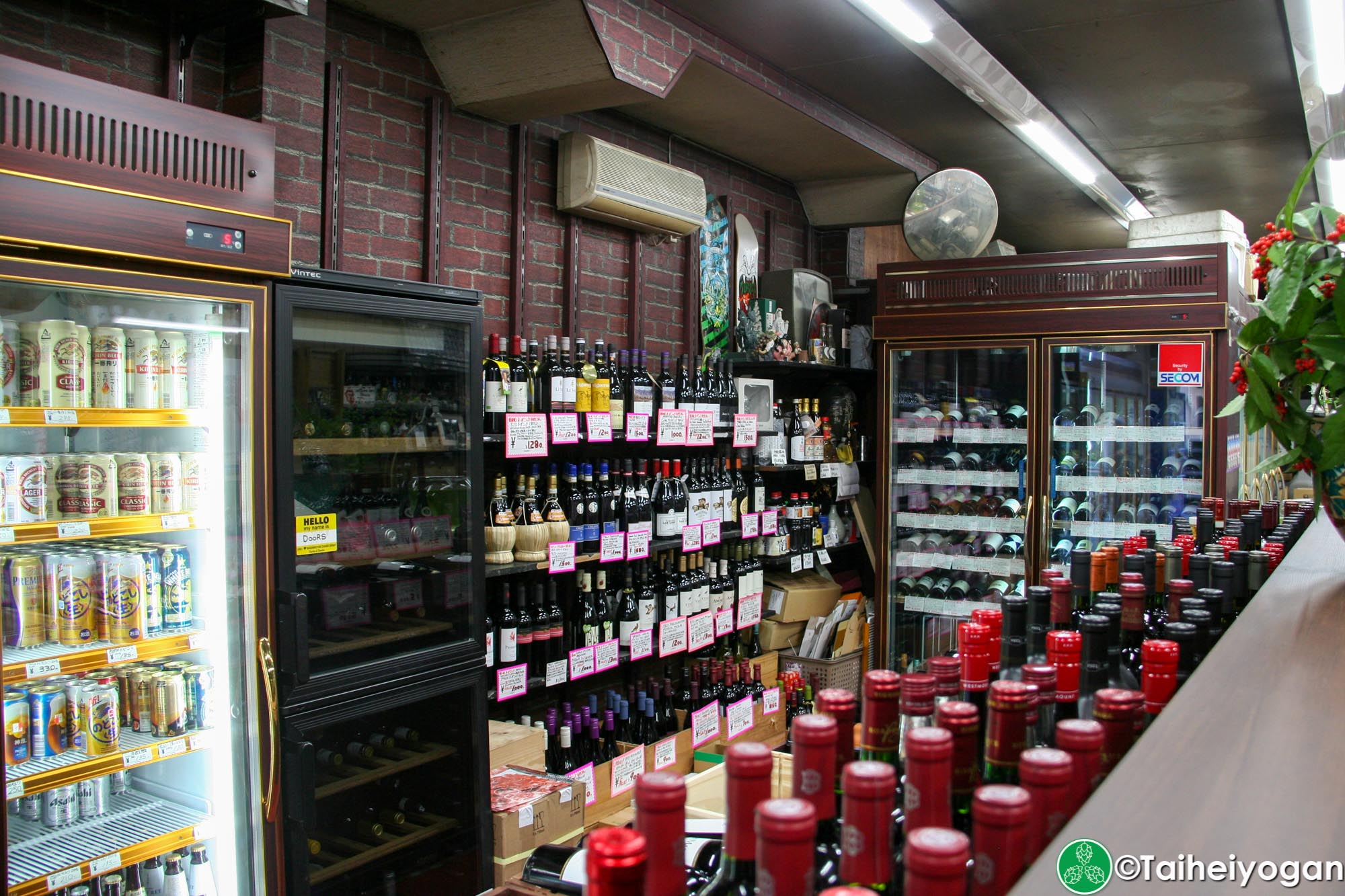 Hiraguchi Toyojiro Sakaten - Interior - Wine
