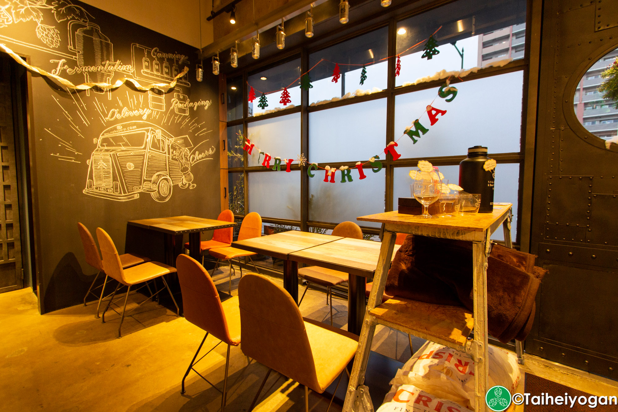Y.Y.G. Factory - Interior - Table Seating