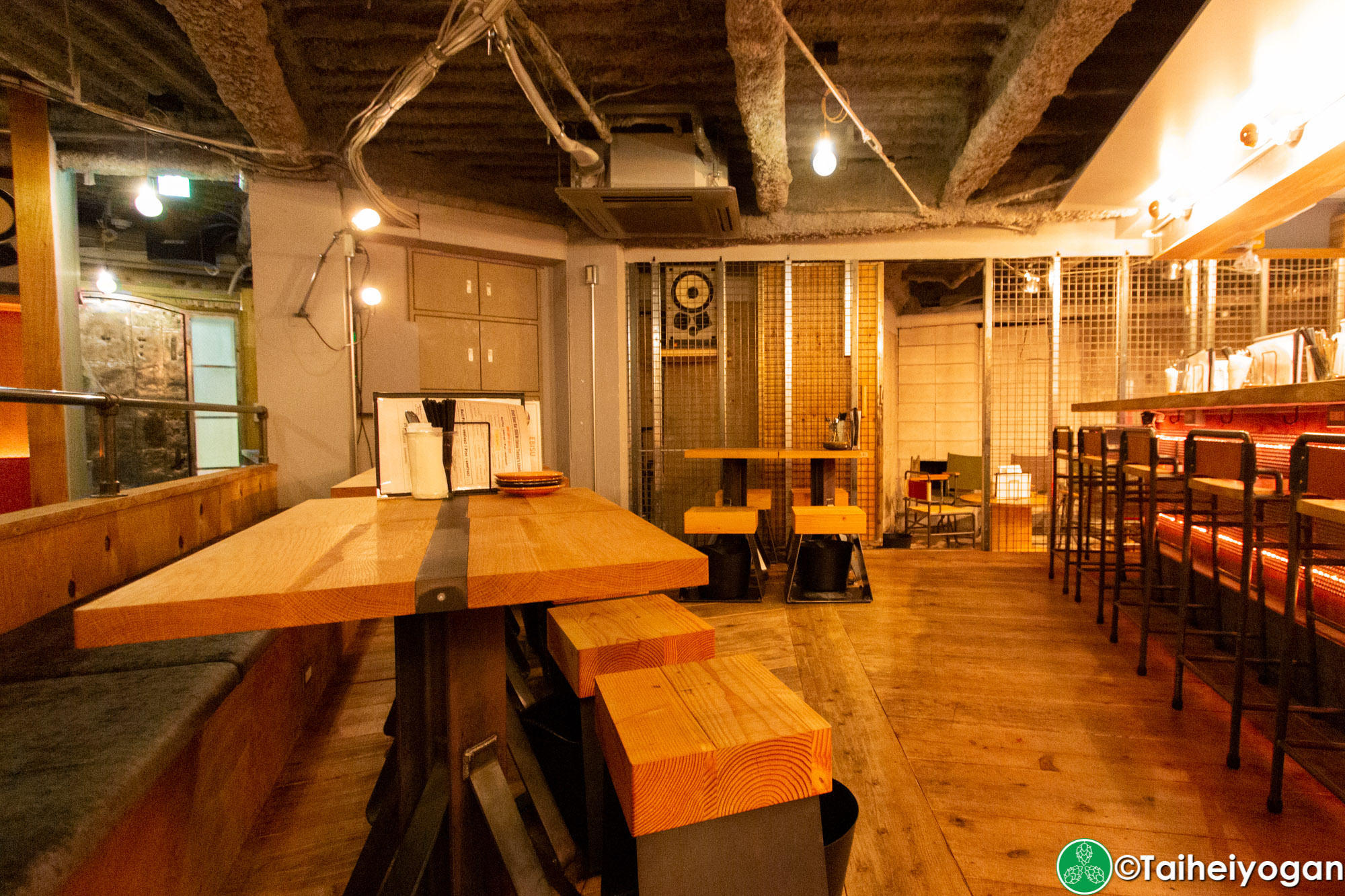 Craft Beer Bar Ibrew (恵比寿駅前店・Ebisu Ekimae) - Interior - Table Seating