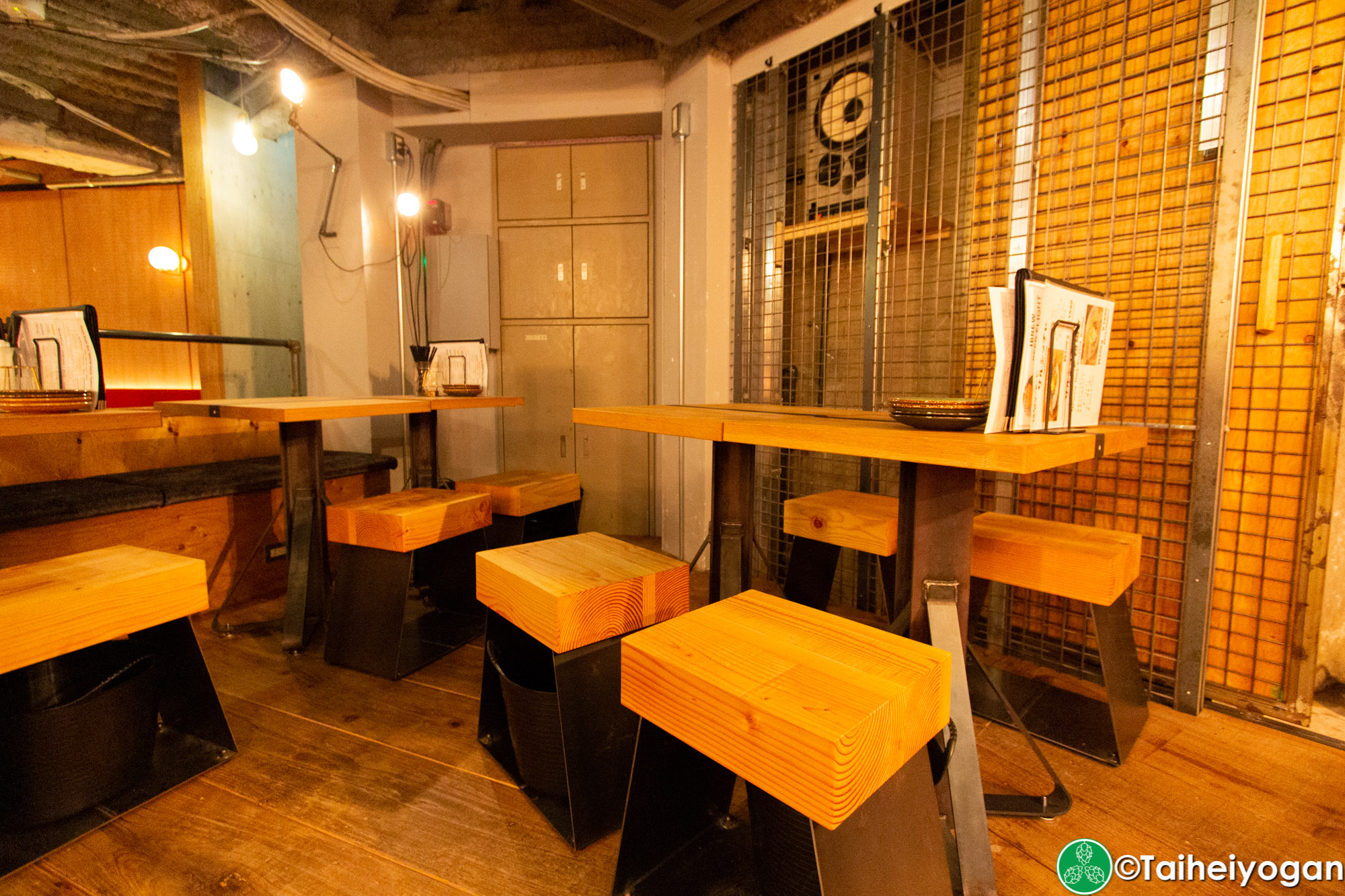 Craft Beer Bar Ibrew (恵比寿駅前店・Ebisu Ekimae) - Interior - Table Seating