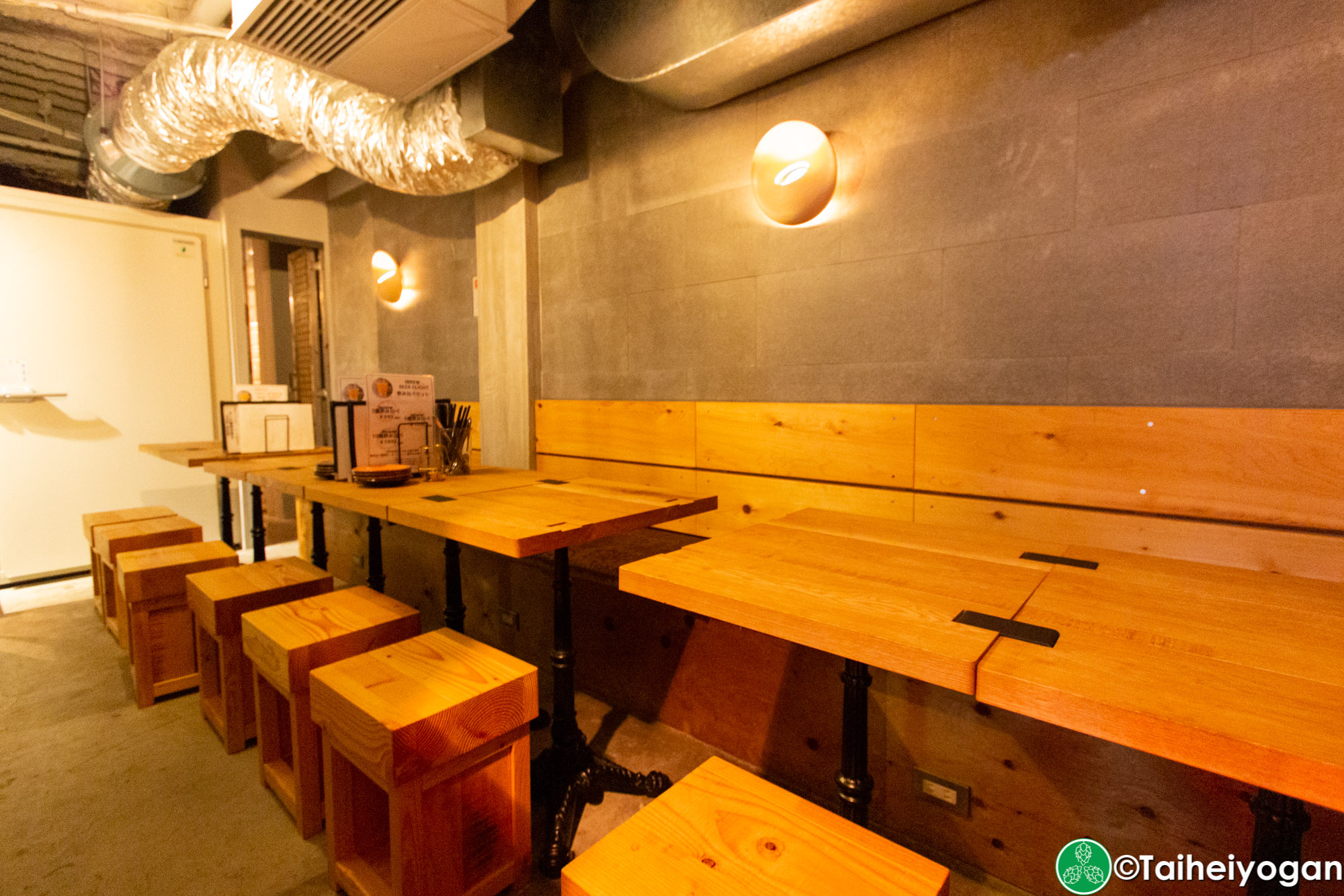 Craft Beer Bar Ibrew (恵比寿駅前店・Ebisu Ekimae) - Interior - Table Seating