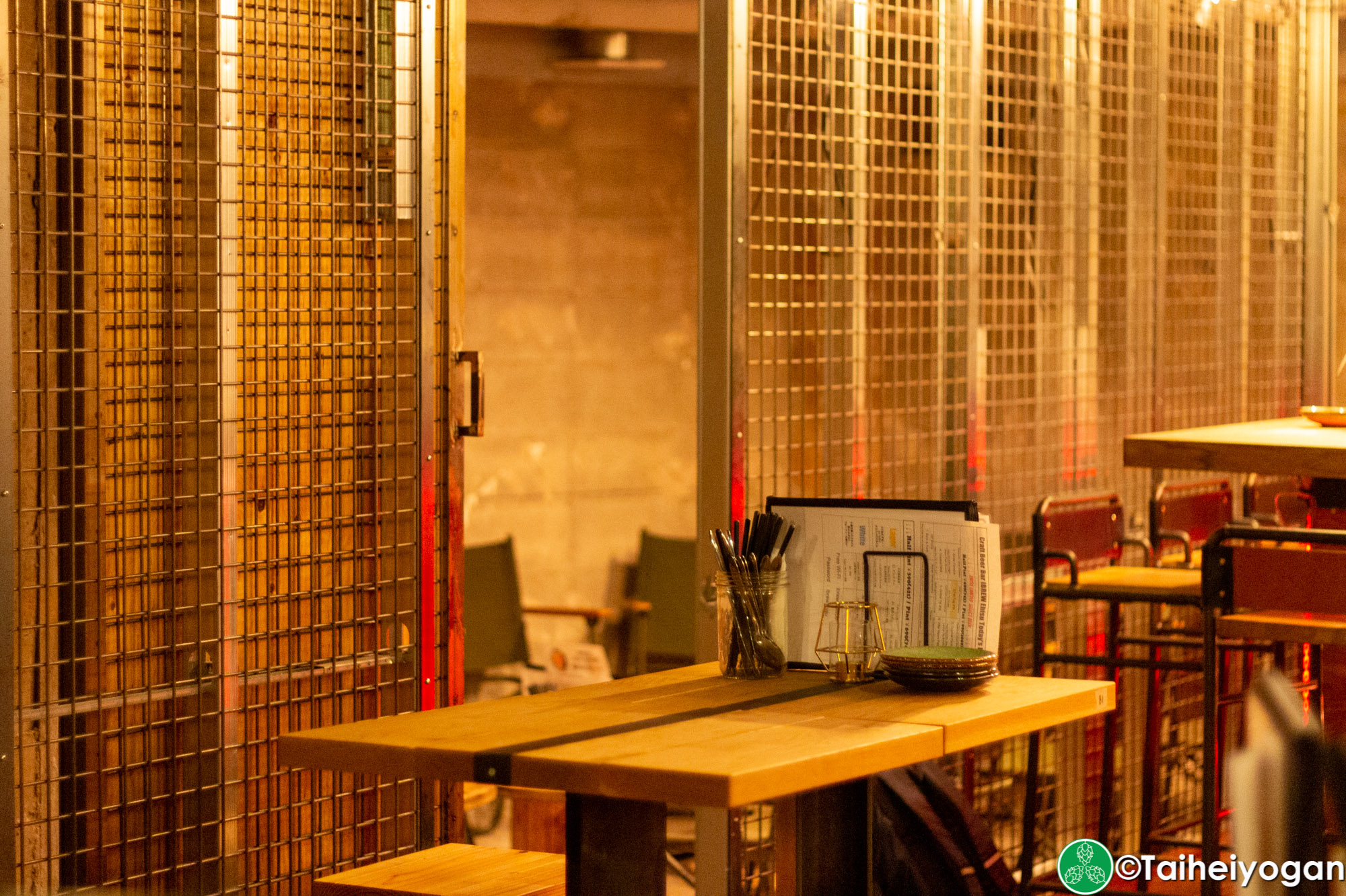 Craft Beer Bar Ibrew (恵比寿駅前店・Ebisu Ekimae) - Interior - Table Seating