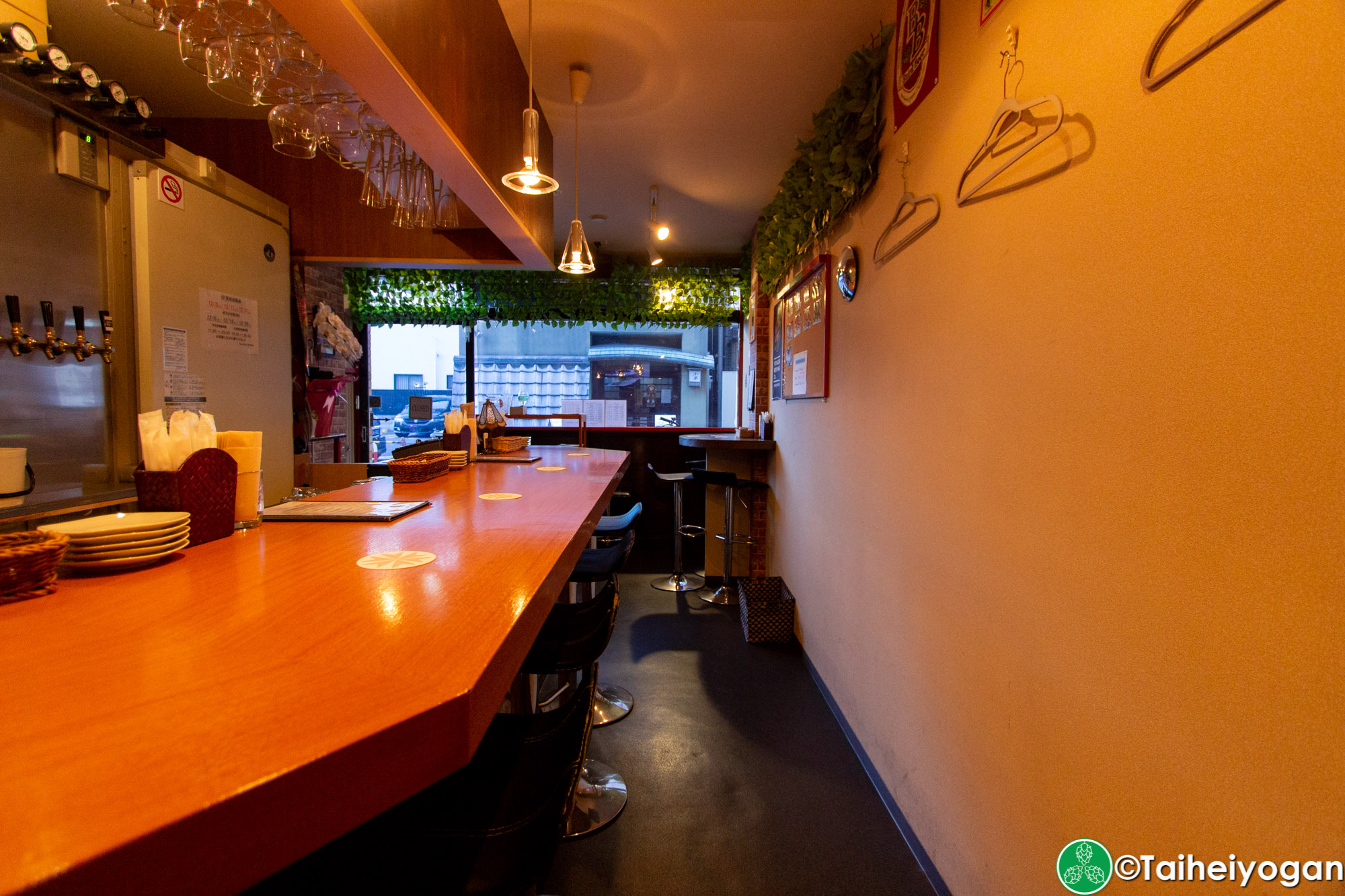 Beer Bar Crowd - Interior - Bar Counter