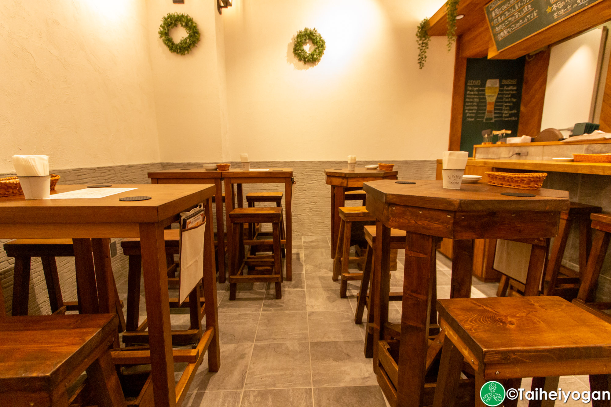 Craft Beer Server Land (赤坂見附店・Akasaka Mitsuke) - Interior - Table Seating