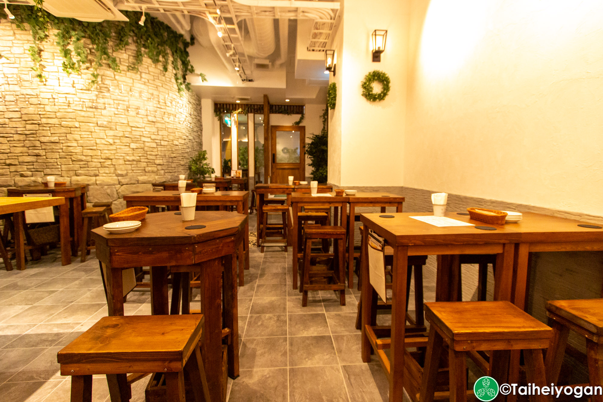 Craft Beer Server Land (赤坂見附店・Akasaka Mitsuke) - Interior - Table Seating