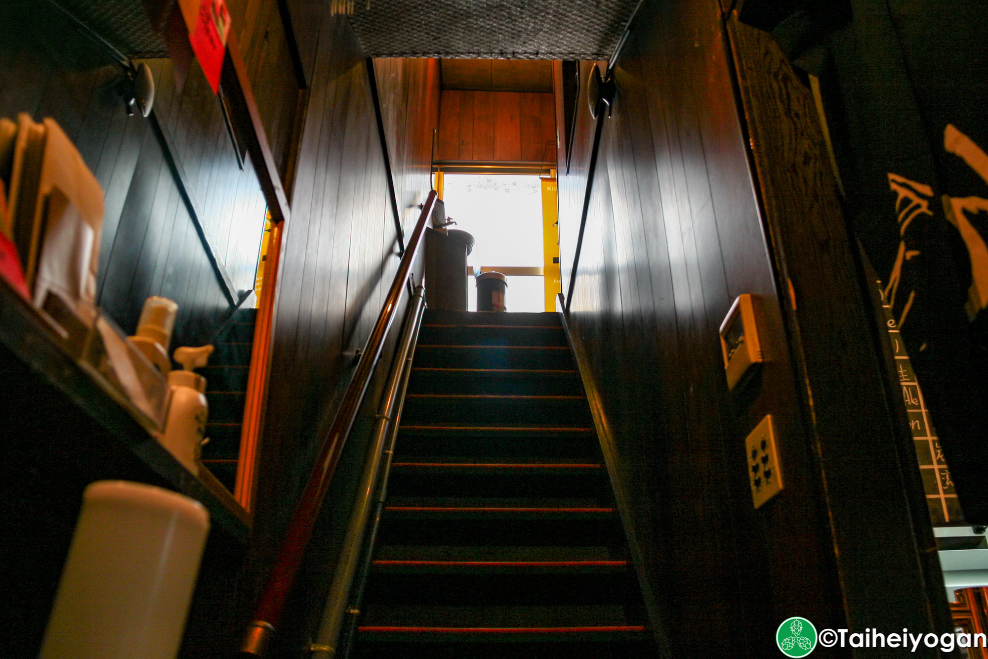 KINGPELICAN BEER STAND 麥ヤ・KINGPELICAN BEER STAND Mugiya - Interior - Stairs to 2F