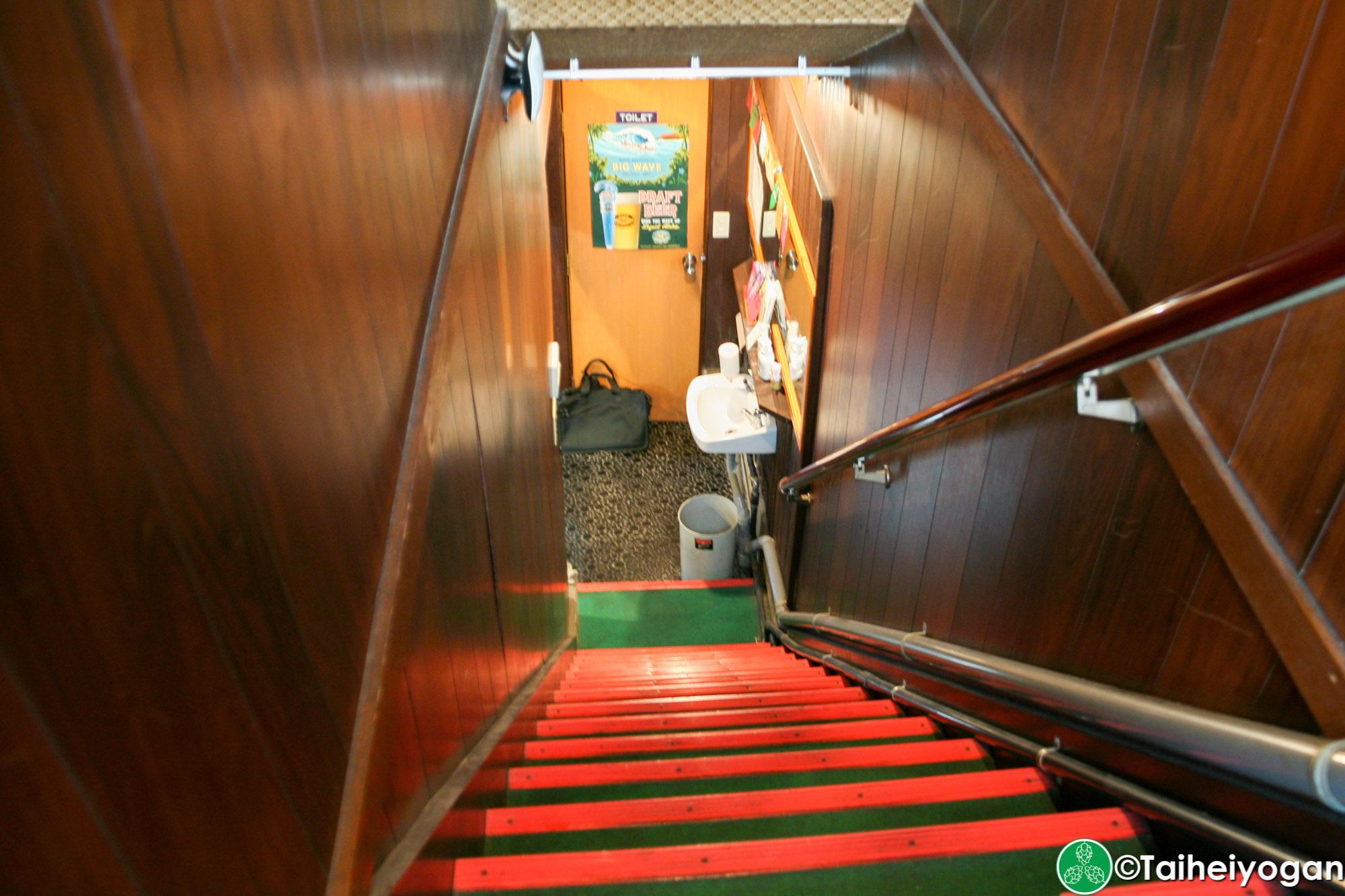 KINGPELICAN BEER STAND 麥ヤ・KINGPELICAN BEER STAND Mugiya - Interior - Stairs to 1F