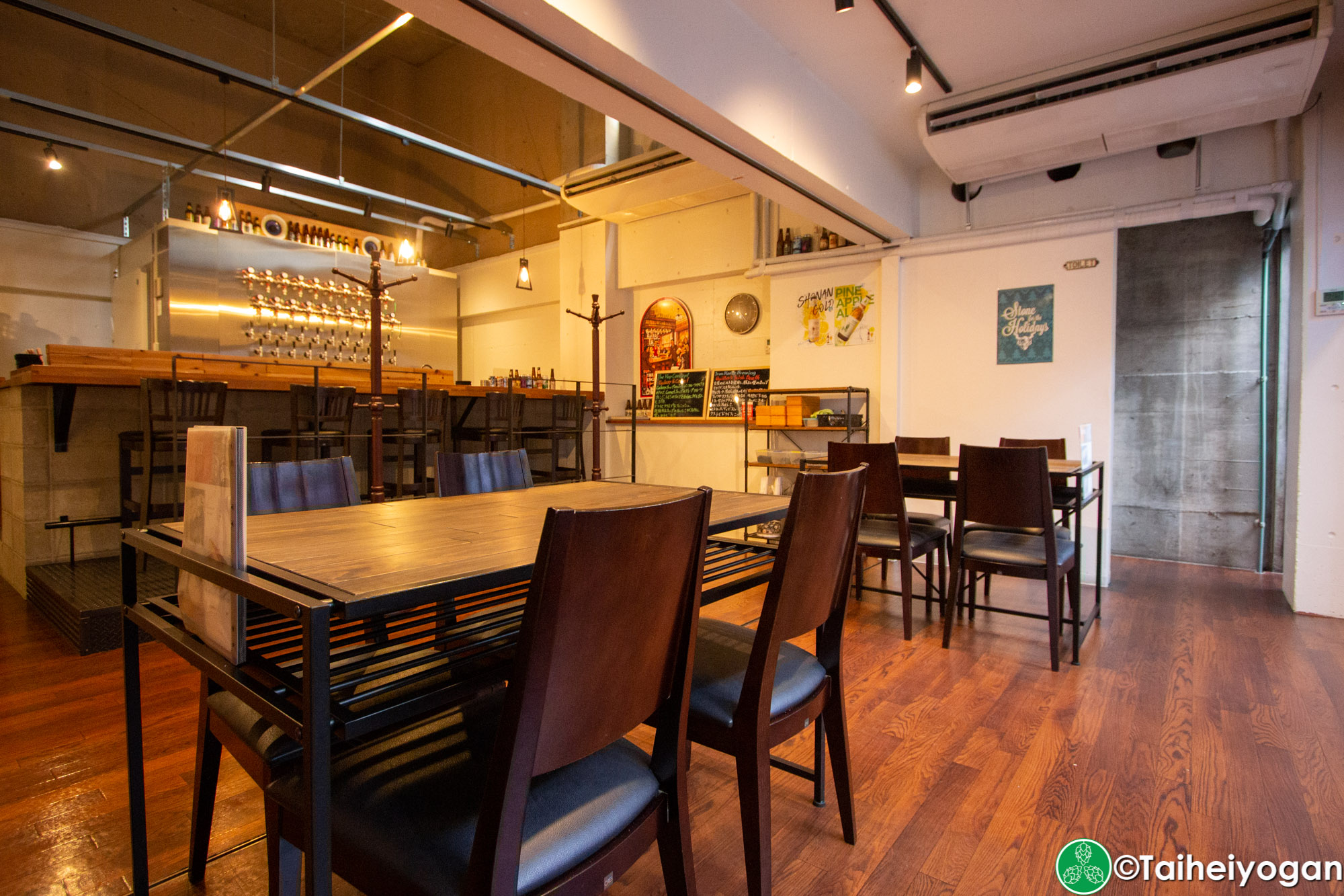 Craft Beer Diner Hopheads - Interior - Table Seating