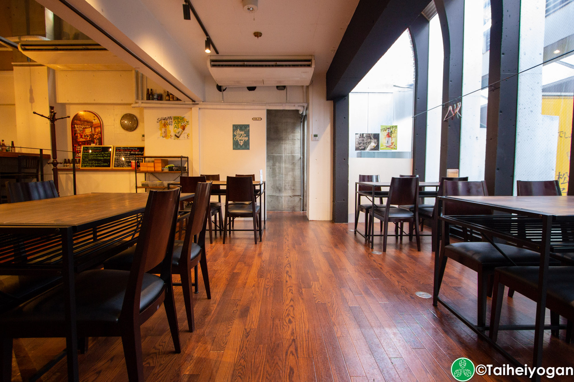 Craft Beer Diner Hopheads - Interior - Table Seating