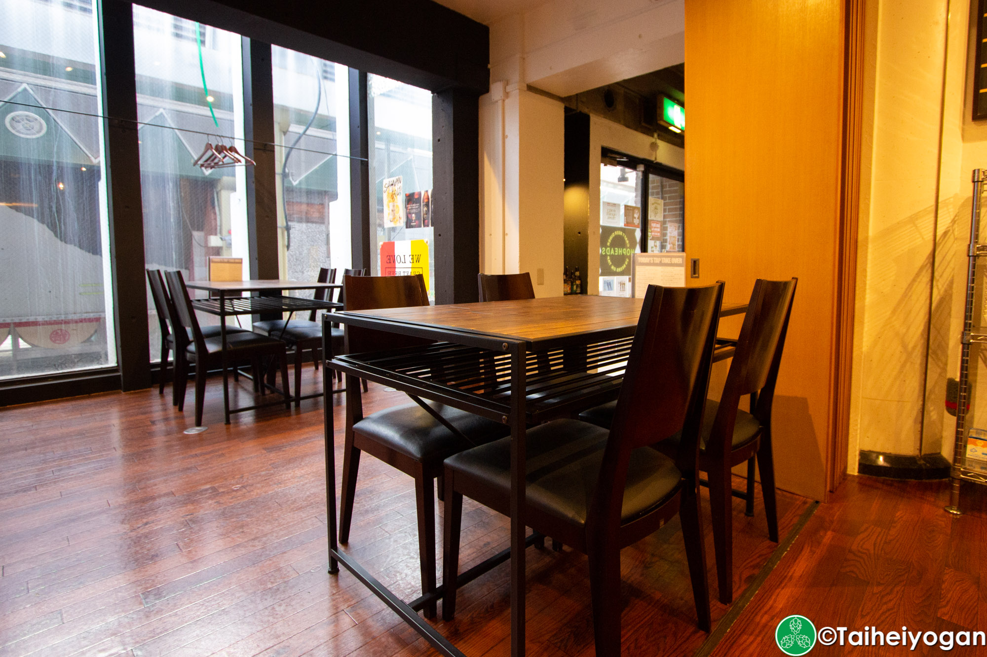 Craft Beer Diner Hopheads - Interior - Table Seating