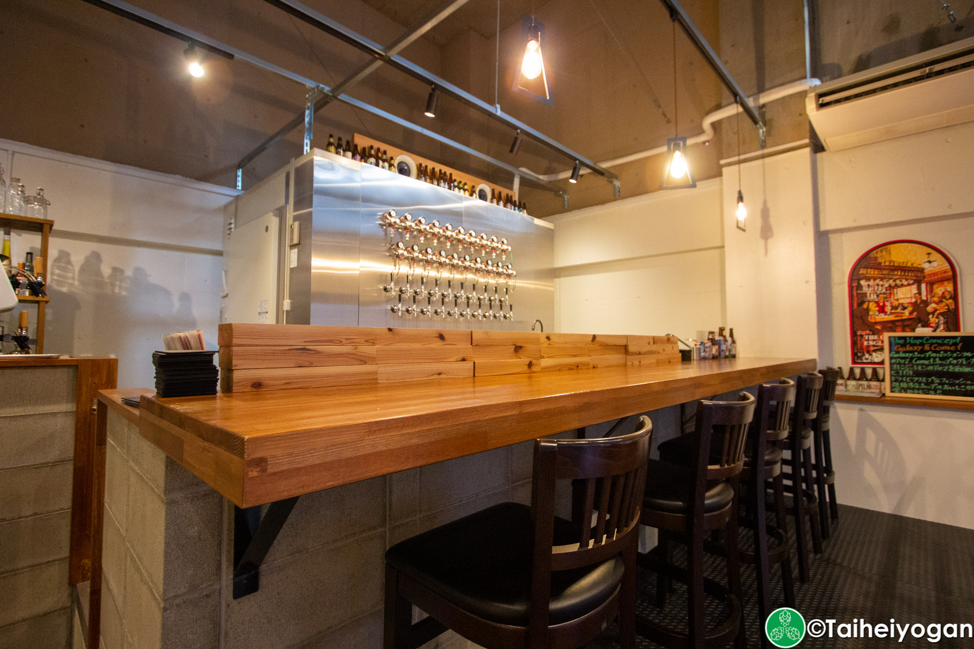 Craft Beer Diner Hopheads - Interior - Bar Counter