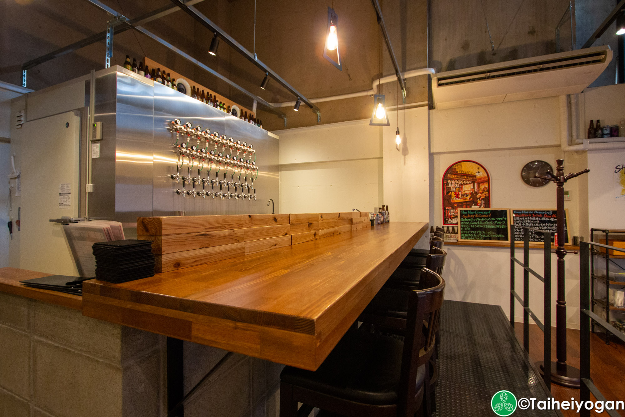Craft Beer Diner Hopheads - Interior - Bar Counter